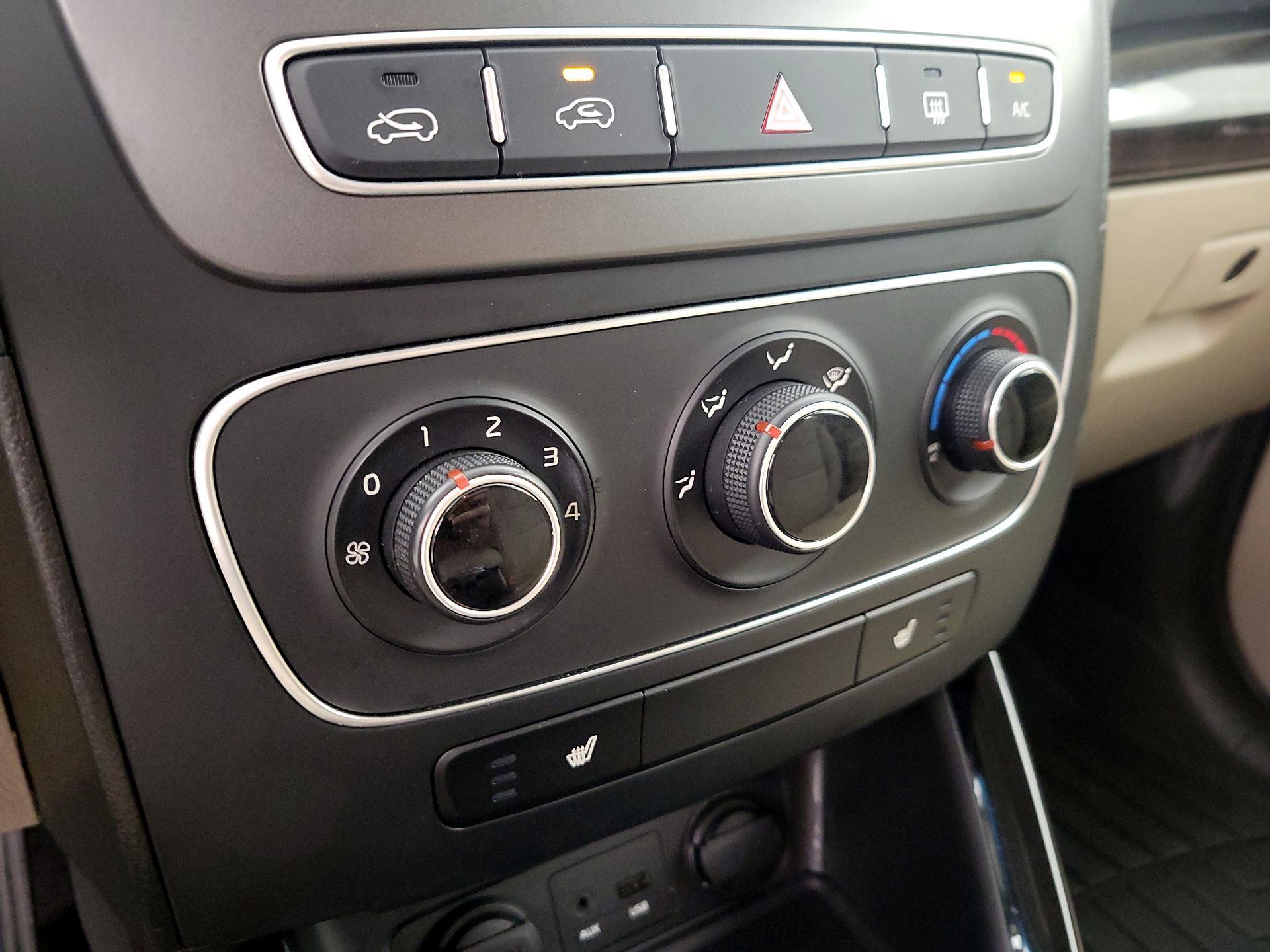 Thumbnail: 2015 Kia Sorento - 16
