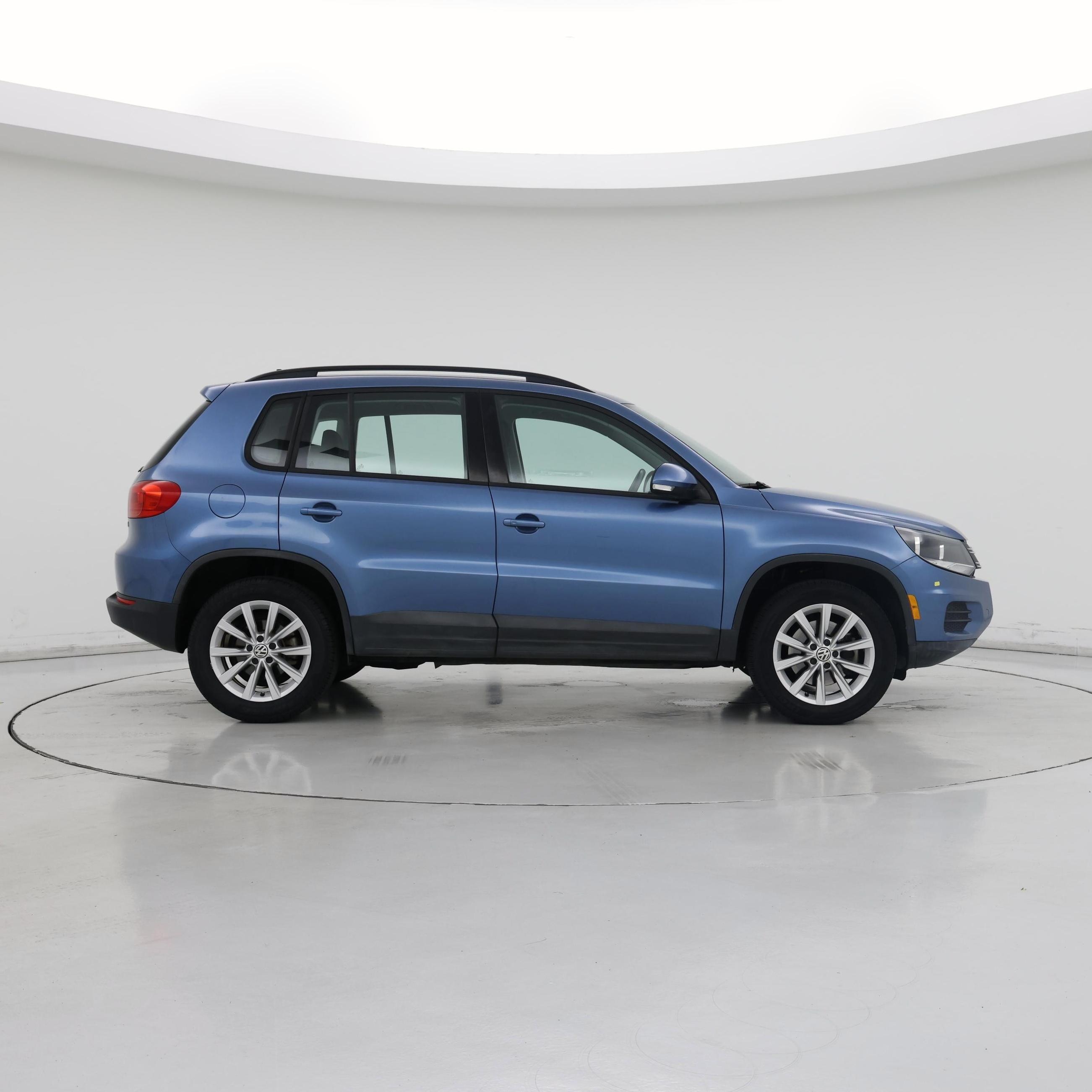 Thumbnail: 2017 Volkswagen Tiguan - 7