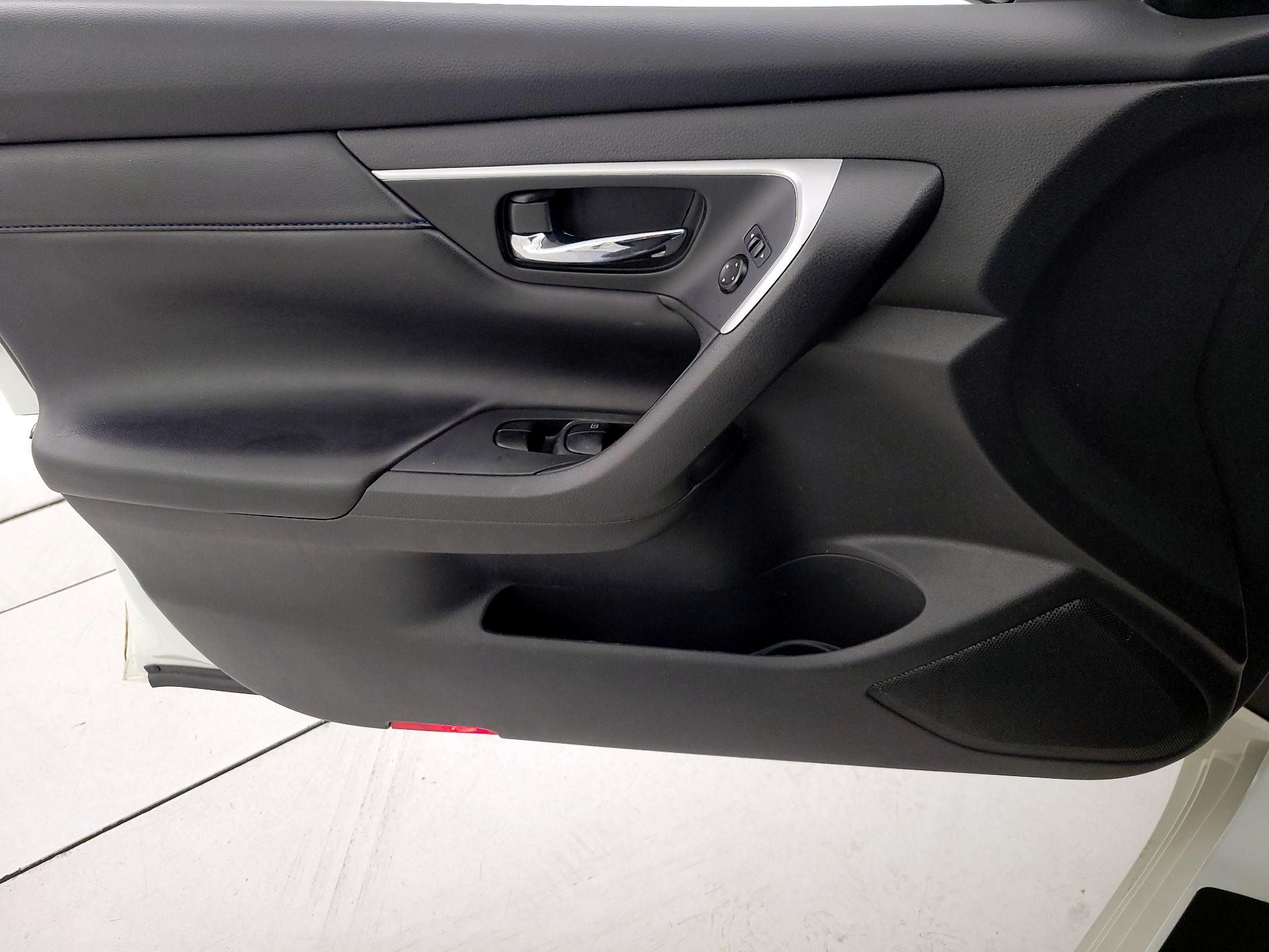 Thumbnail: 2016 Nissan Altima - 12