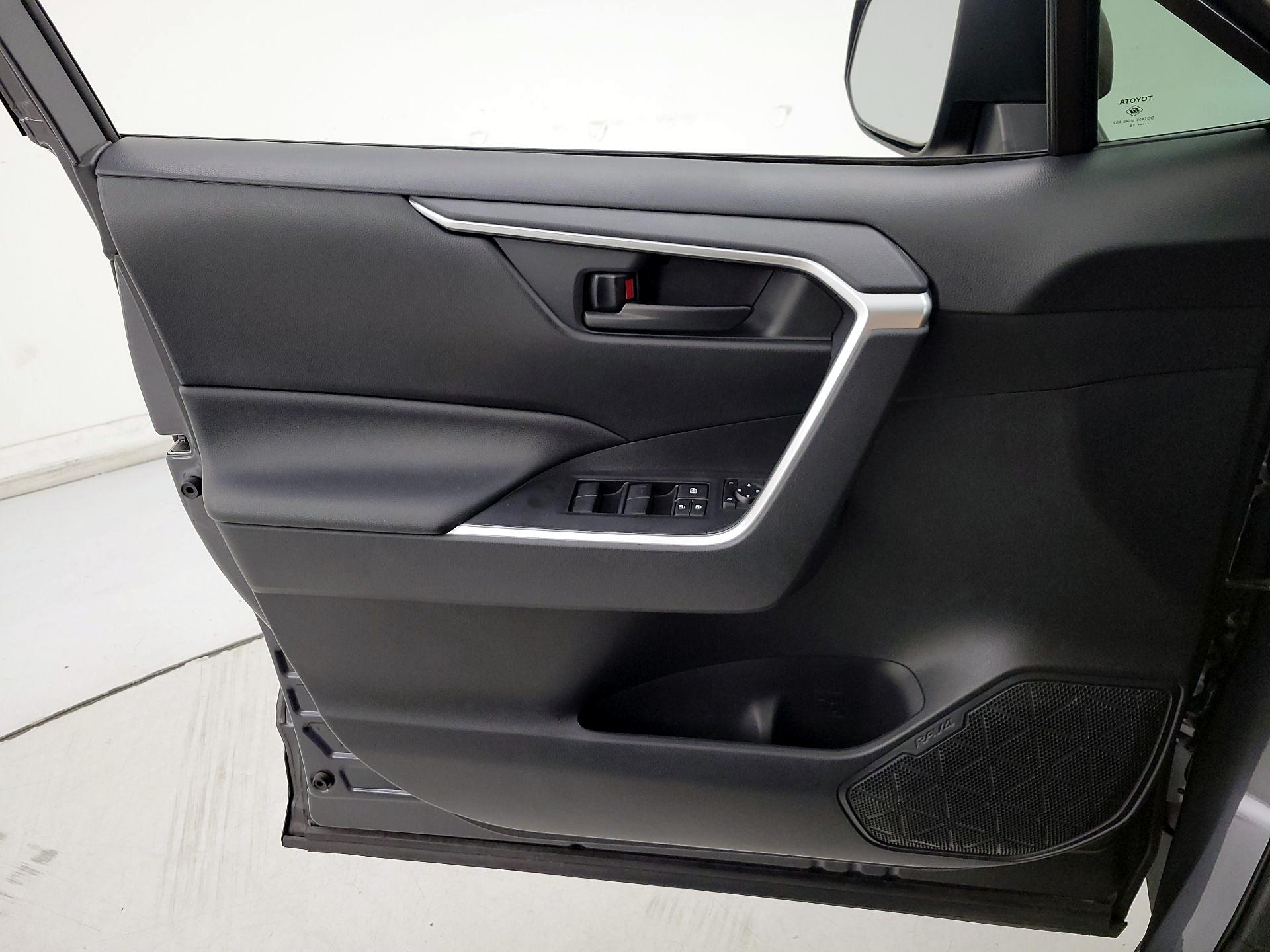 Thumbnail: 2019 Toyota RAV4 - 12