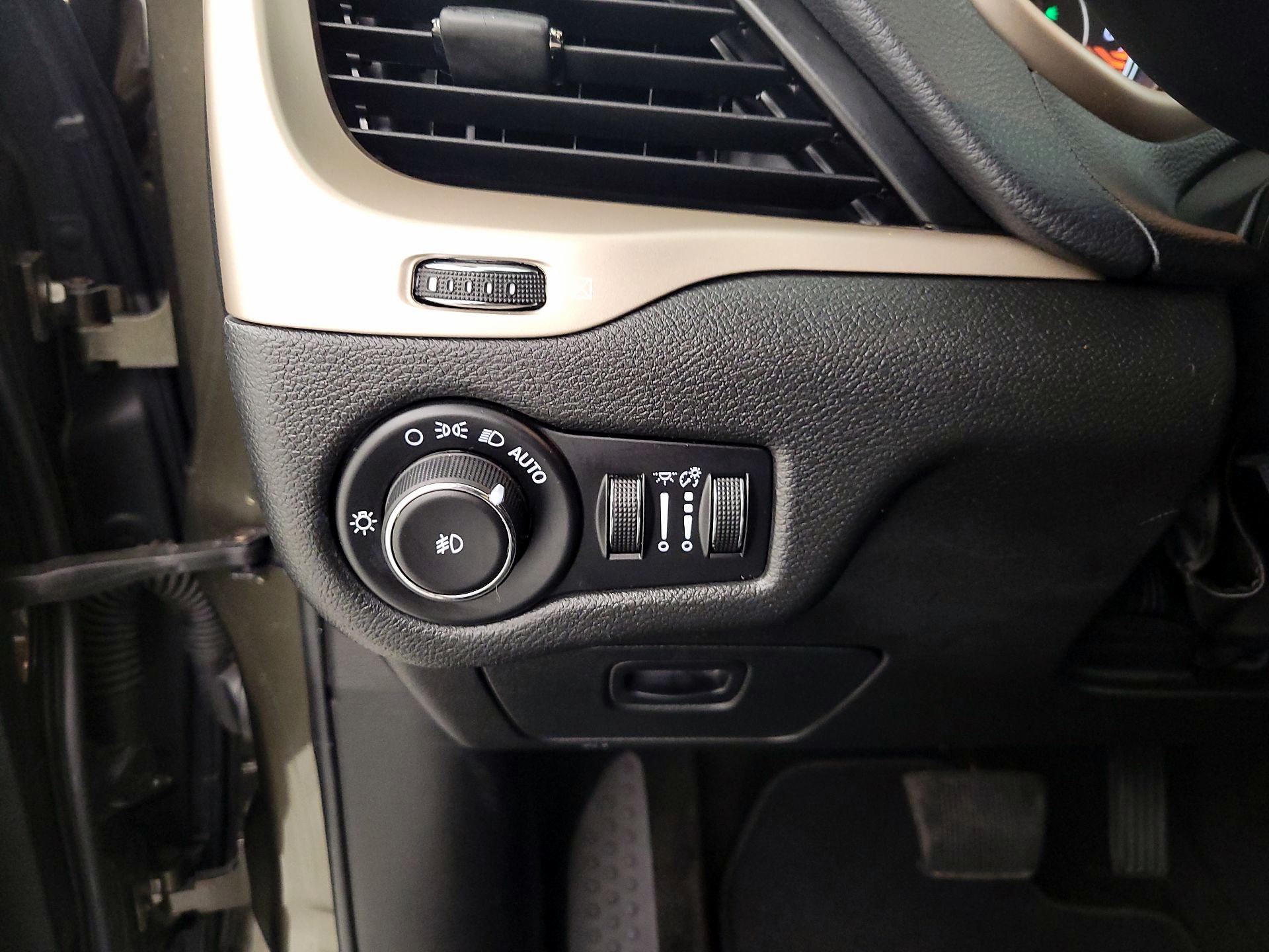 Thumbnail: 2015 Jeep Cherokee - 11