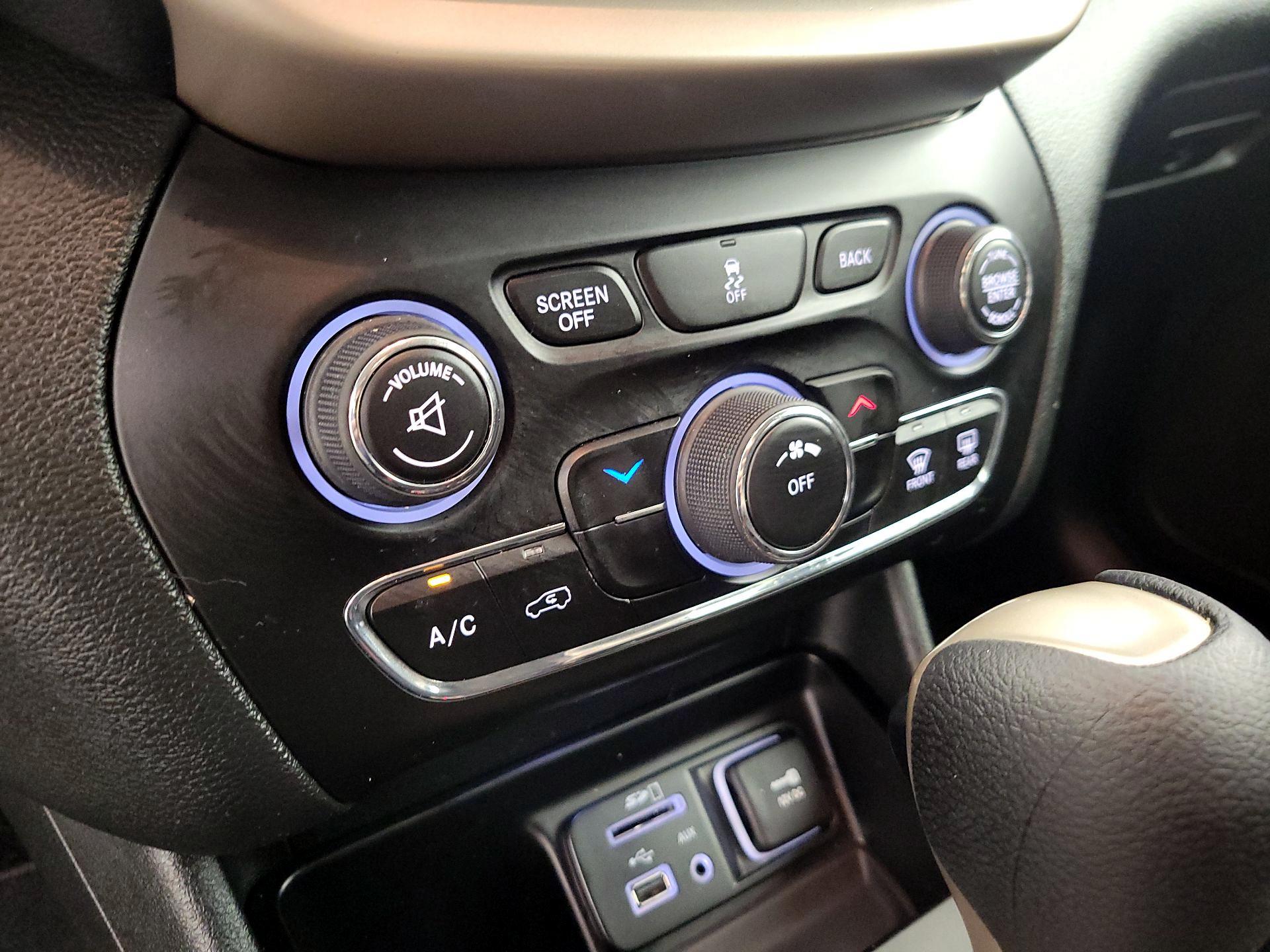 Thumbnail: 2015 Jeep Cherokee - 14