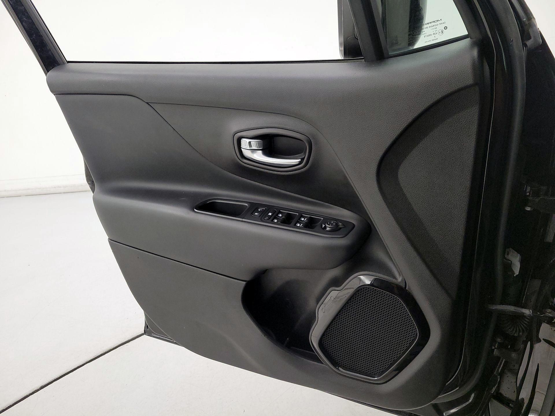 Thumbnail: 2017 Jeep Renegade - 12