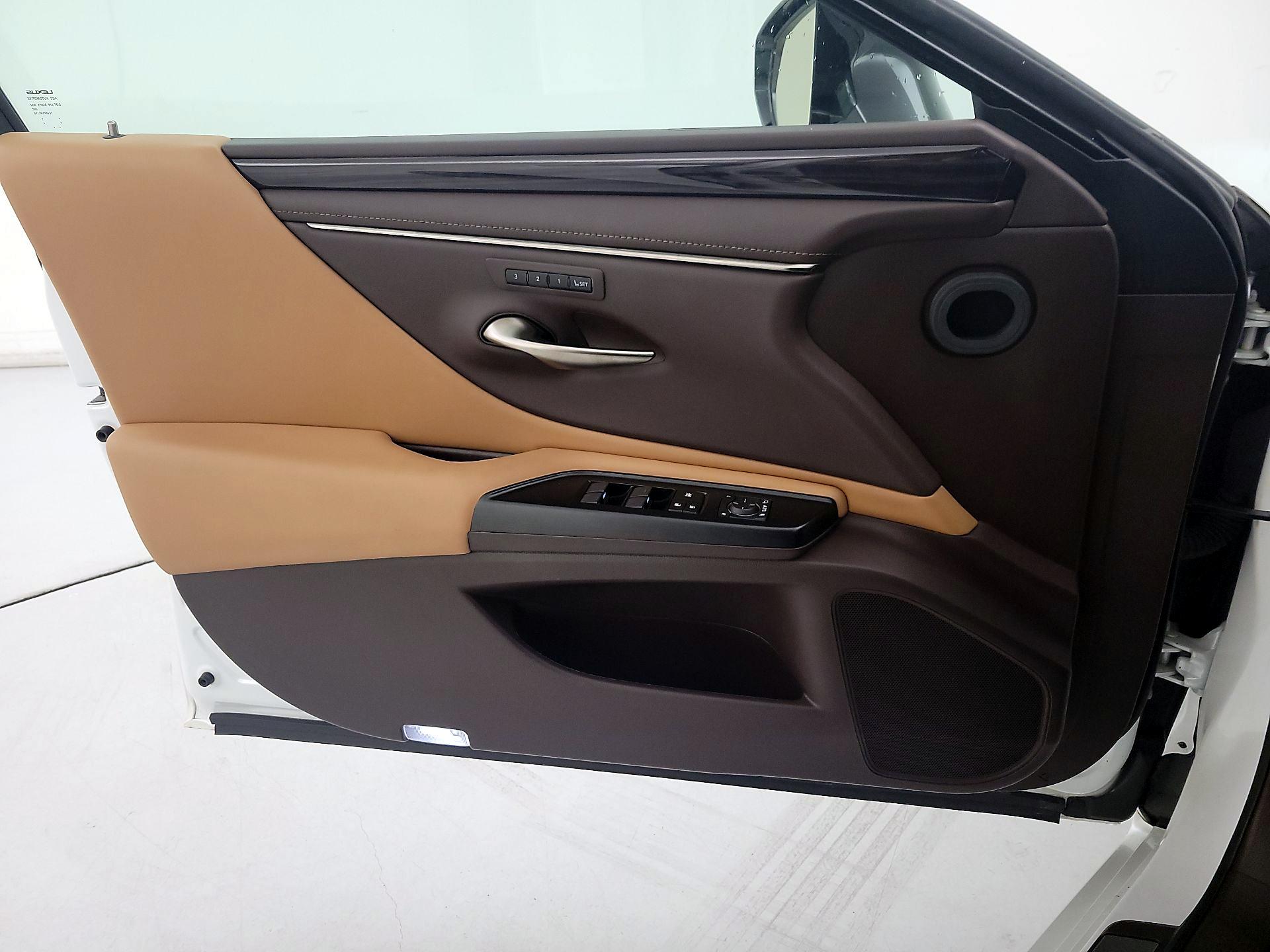 Thumbnail: 2020 Lexus ES - 12