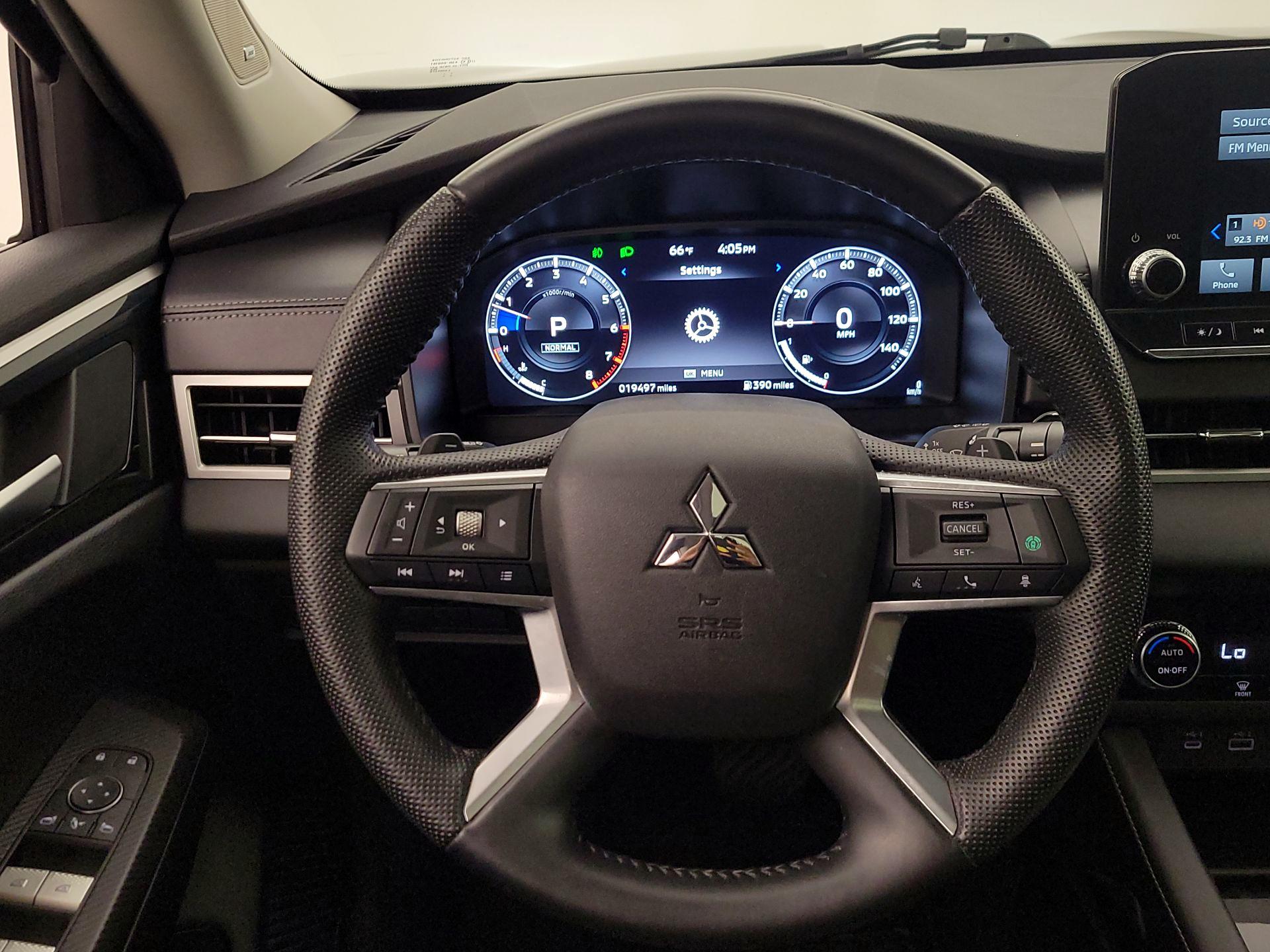 Thumbnail: 2023 Mitsubishi Outlander - 10