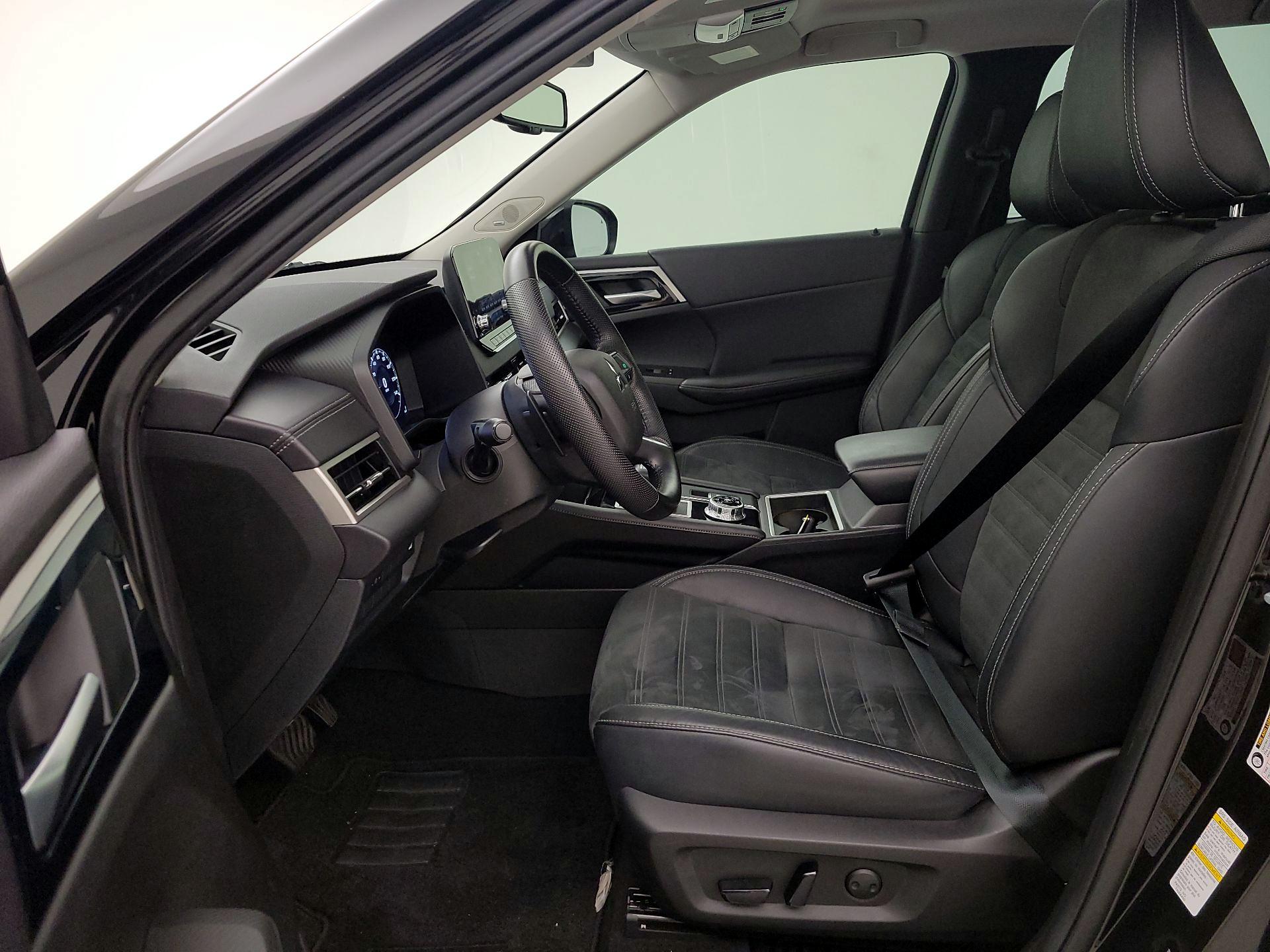 Thumbnail: 2023 Mitsubishi Outlander - 11