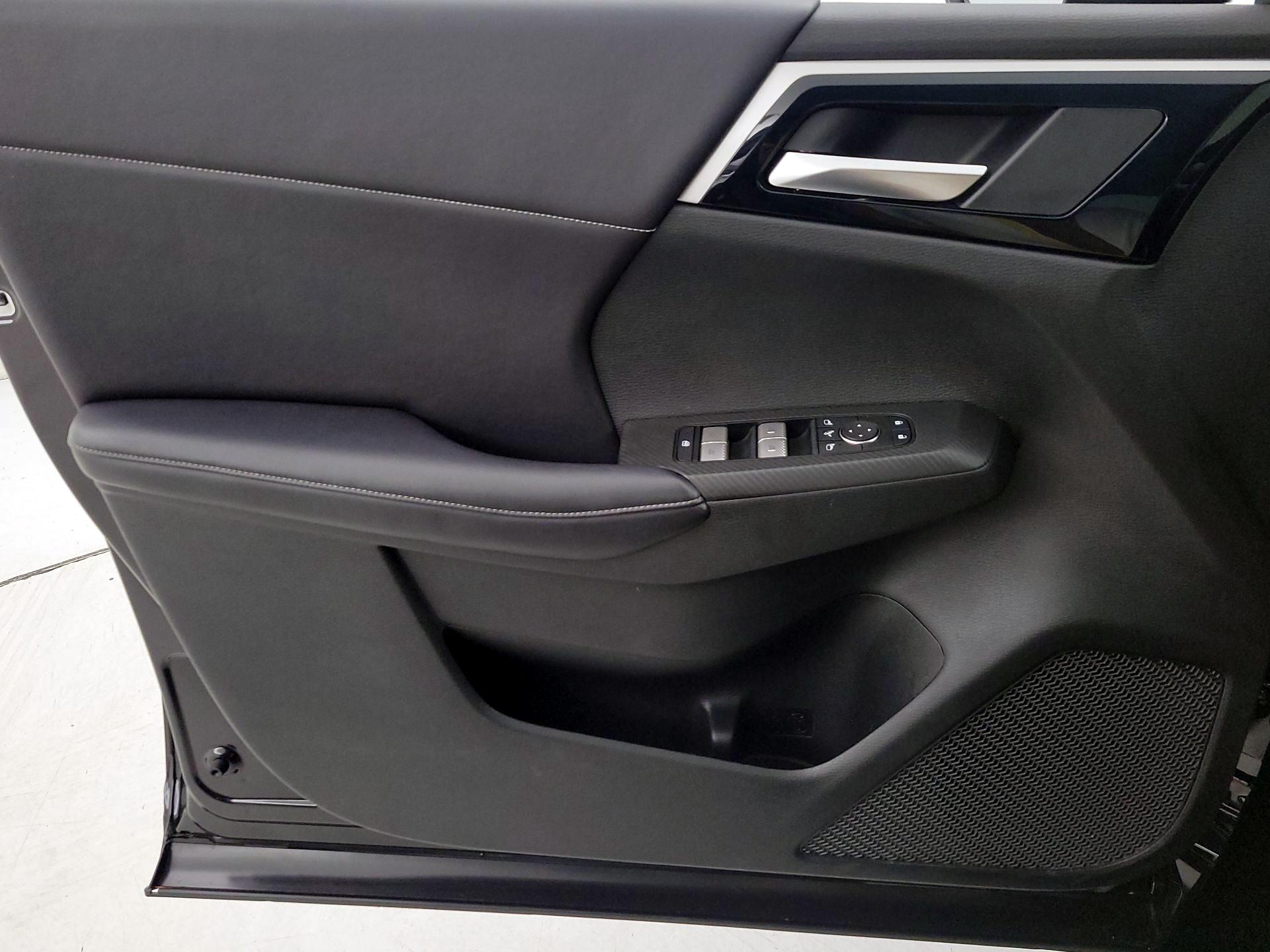 Thumbnail: 2023 Mitsubishi Outlander - 12