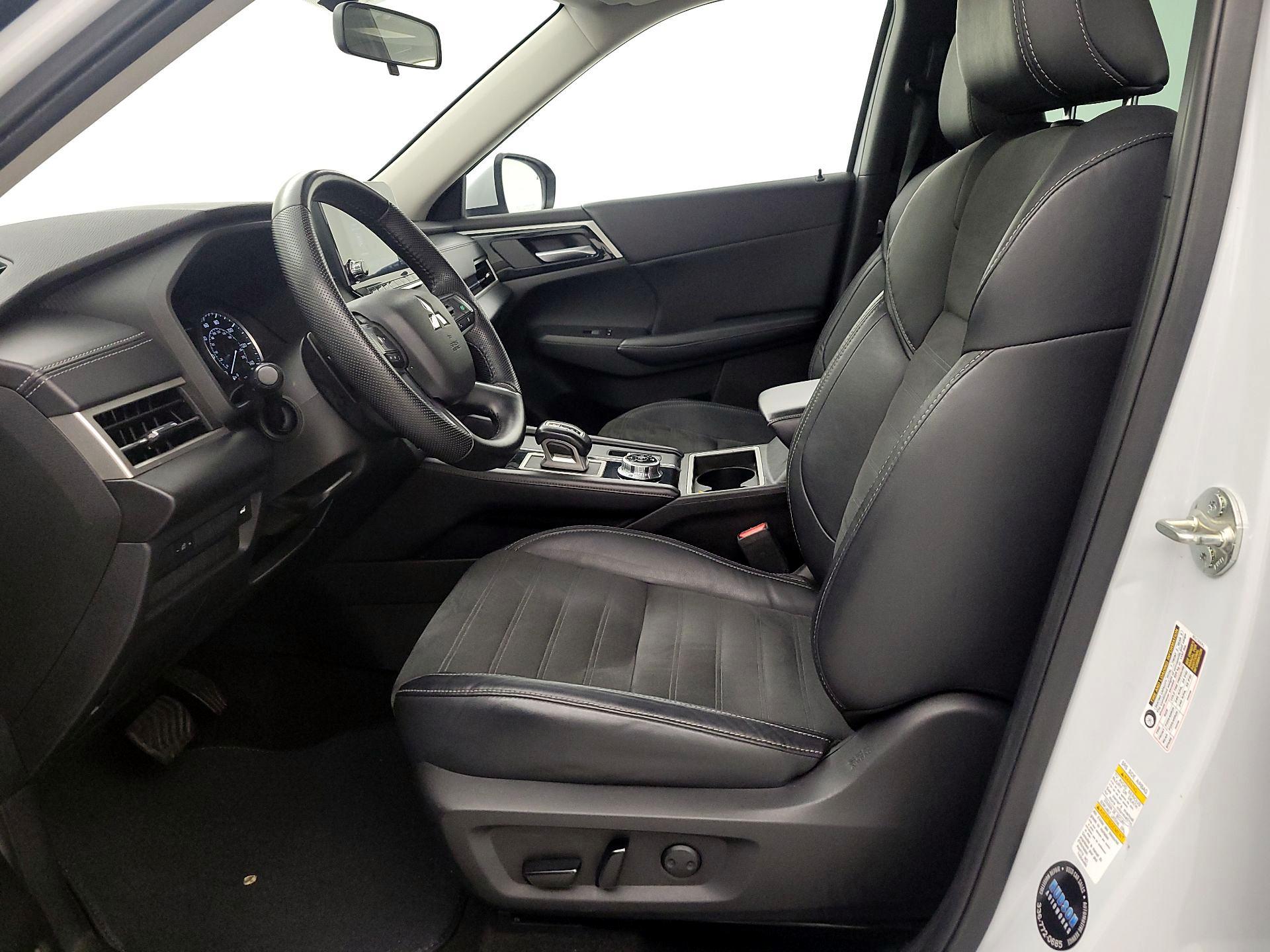 Thumbnail: 2023 Mitsubishi Outlander - 11