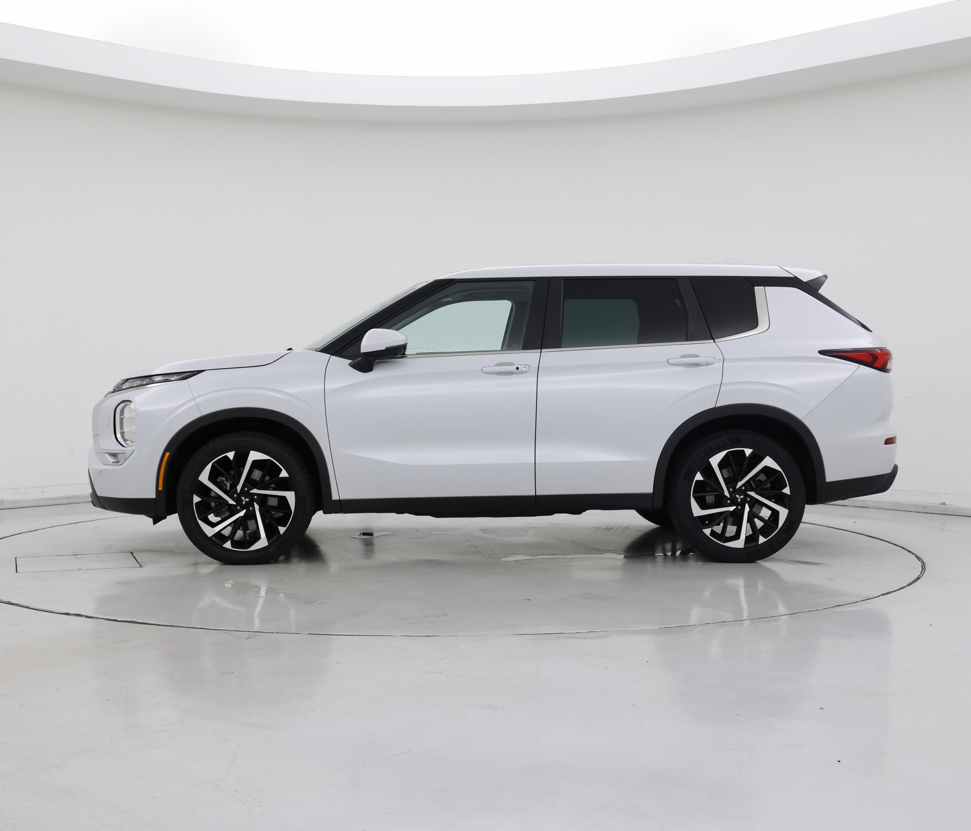 Thumbnail: 2023 Mitsubishi Outlander - 3