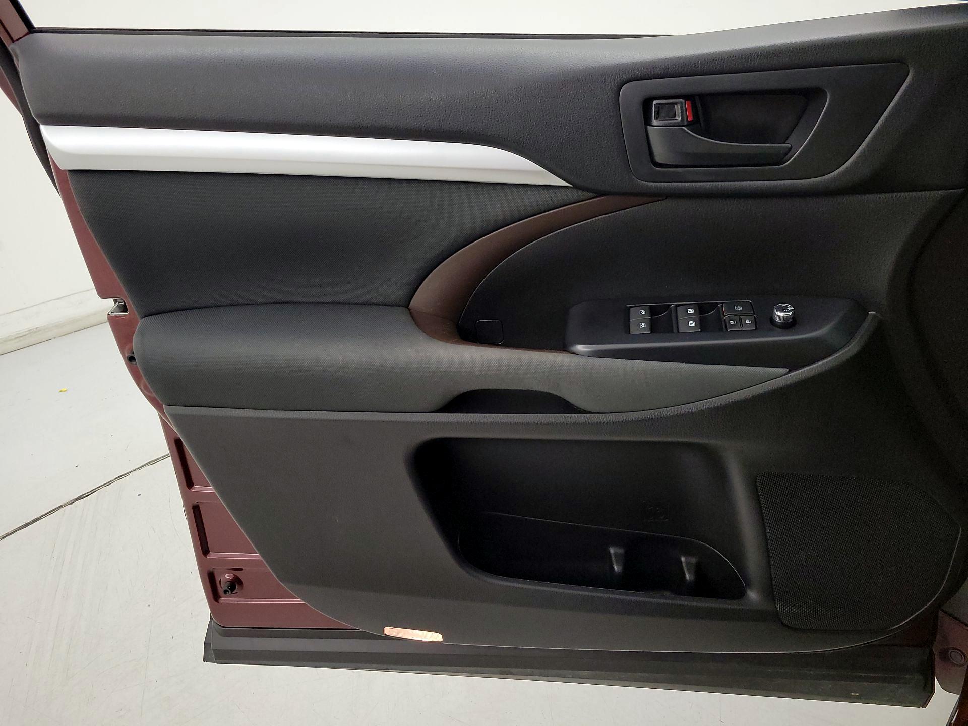 Thumbnail: 2018 Toyota Highlander - 12
