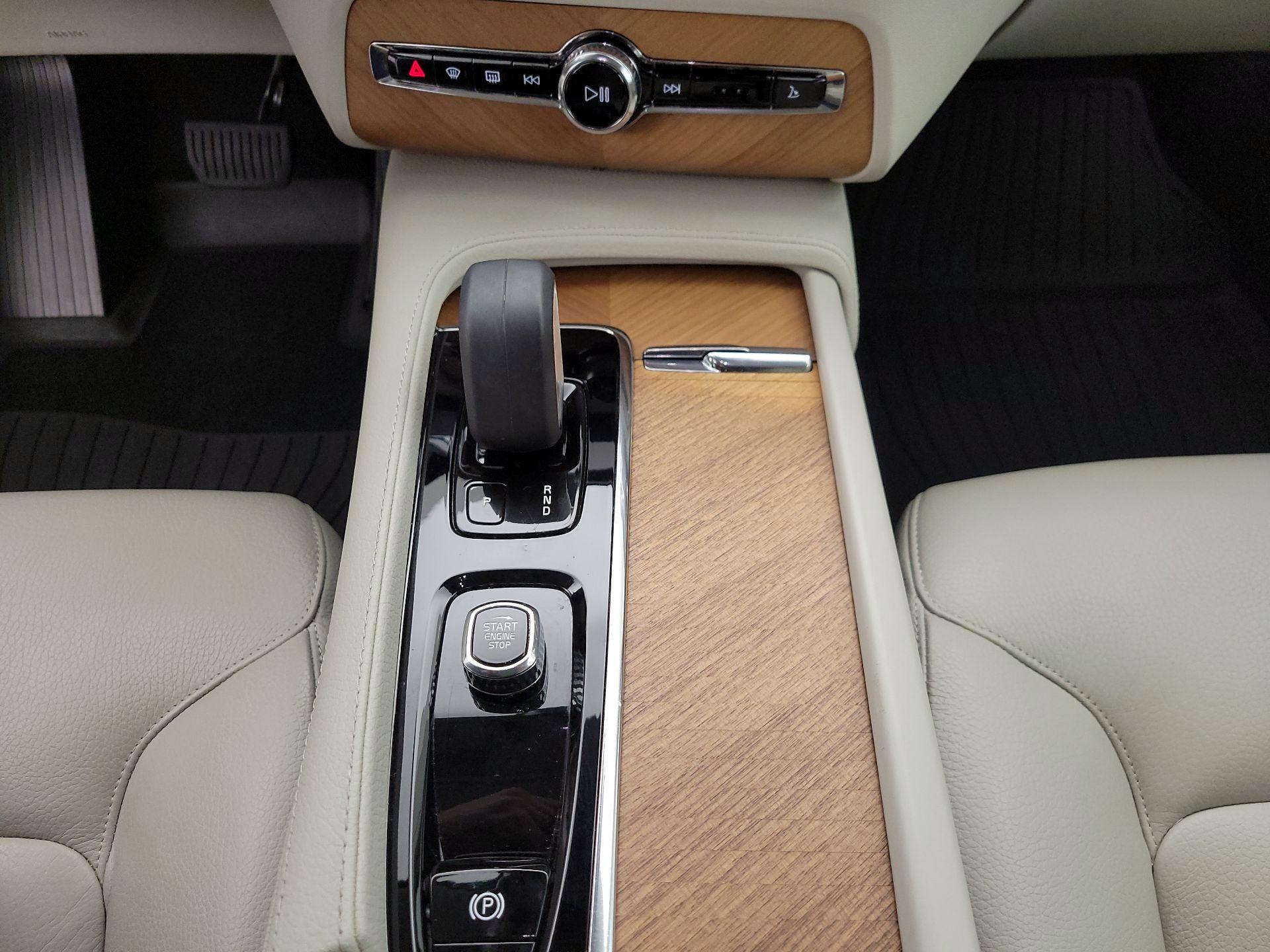 Thumbnail: 2022 Volvo XC90 - 17