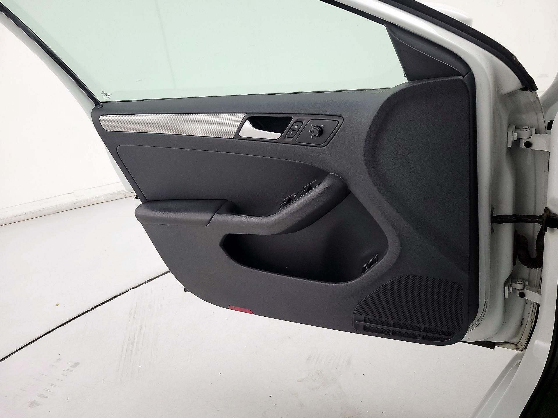 Thumbnail: 2017 Volkswagen Jetta - 12