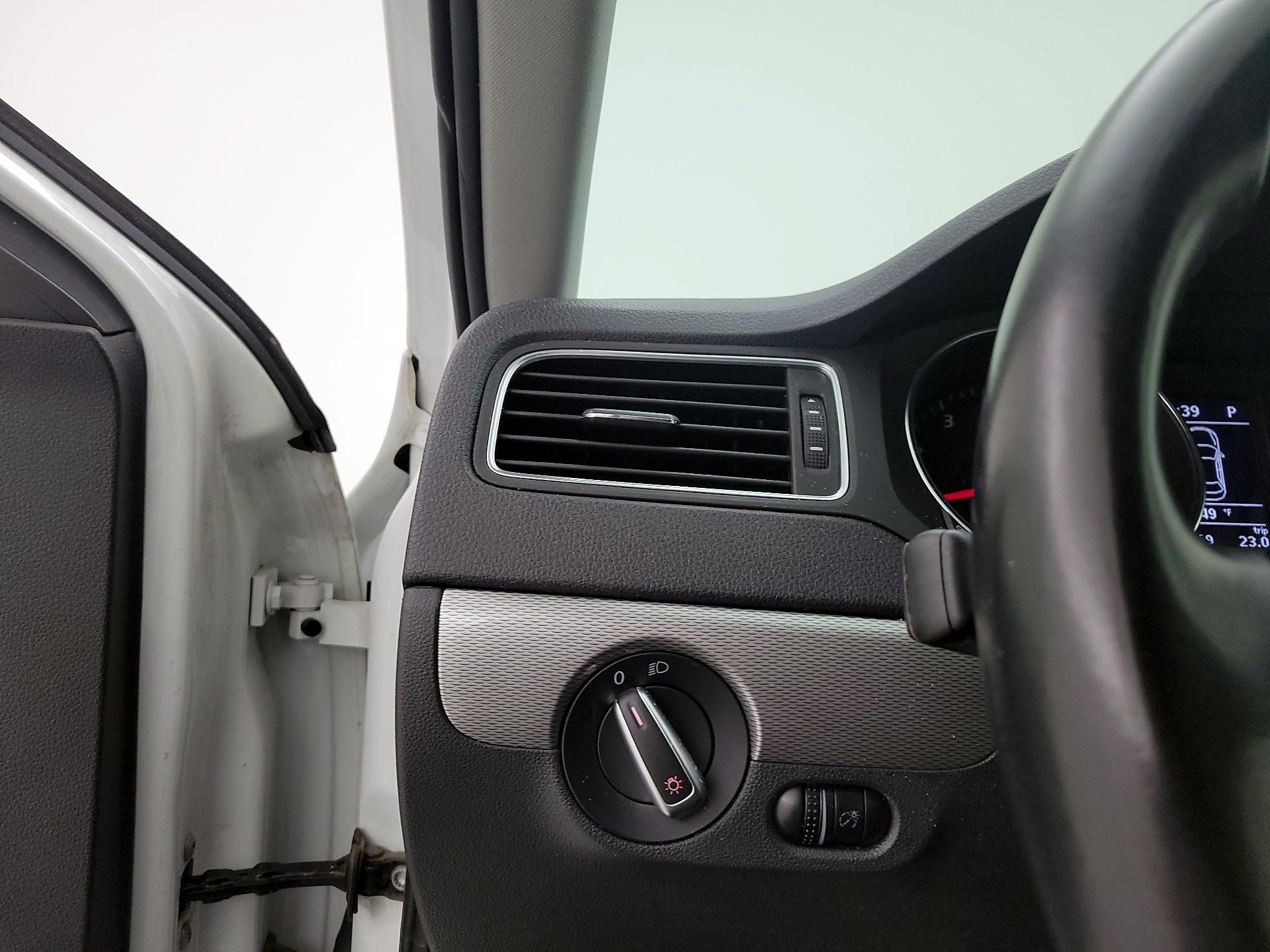 Thumbnail: 2017 Volkswagen Jetta - 13