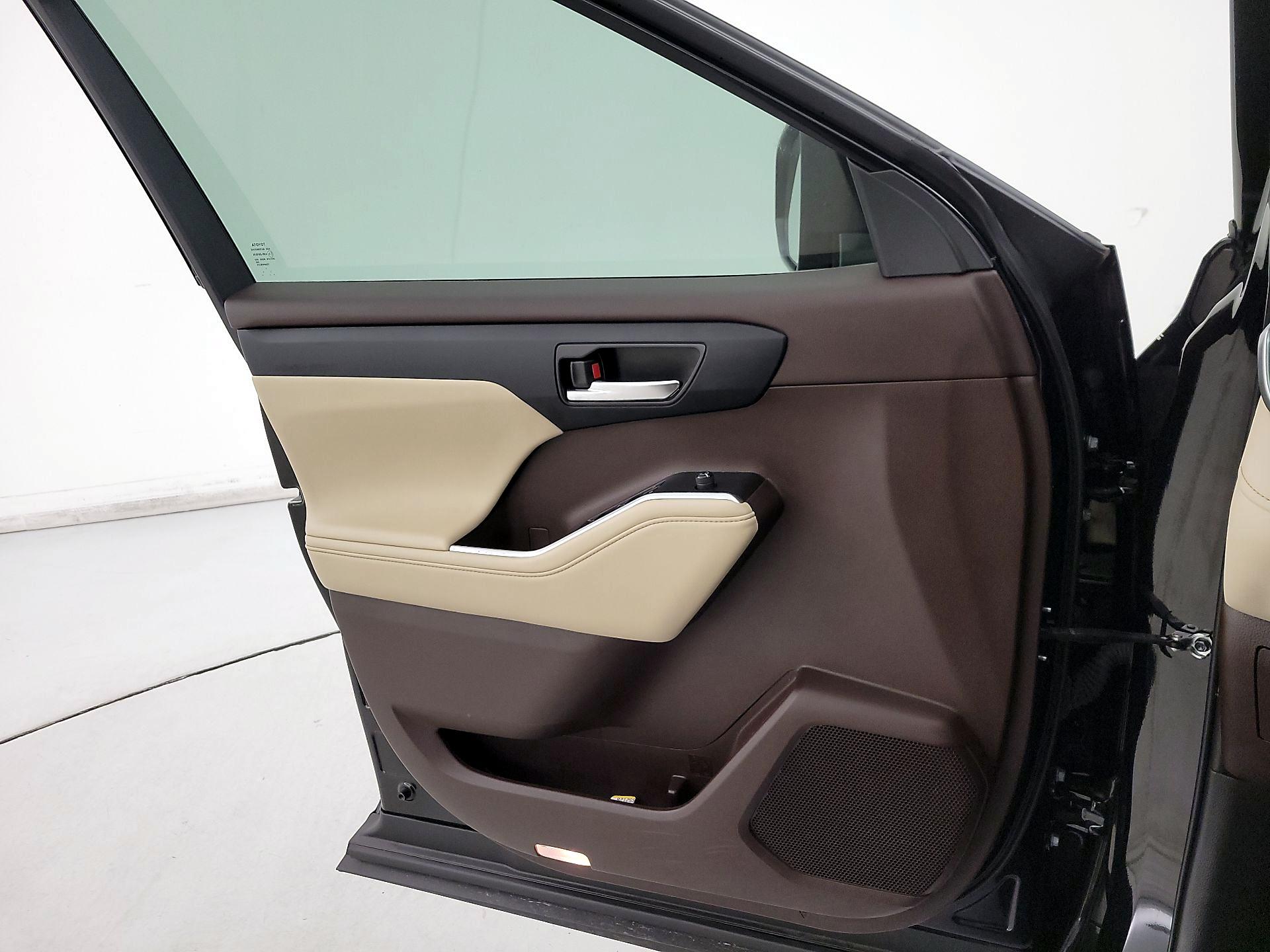 Thumbnail: 2022 Toyota Highlander - 12