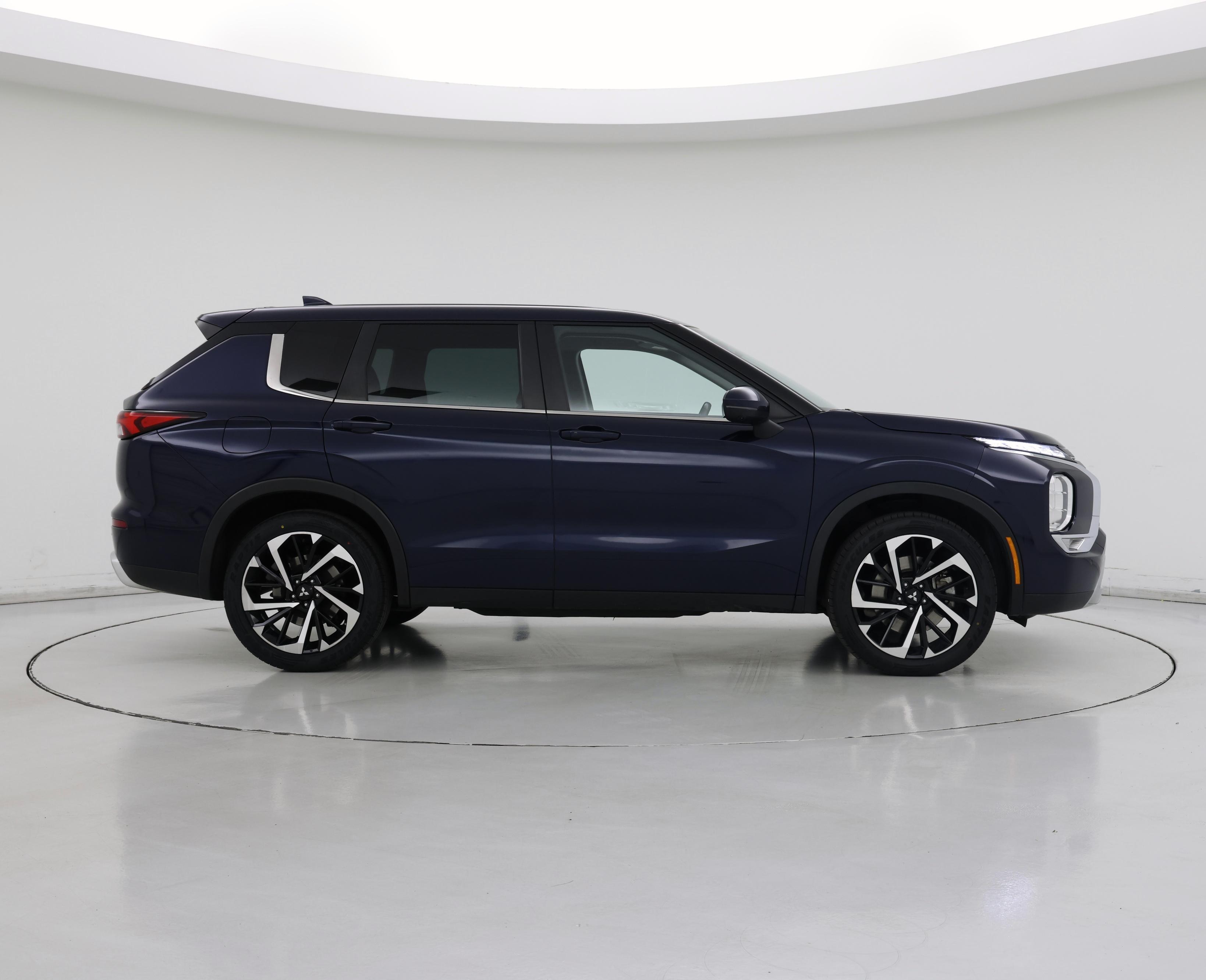 Thumbnail: 2023 Mitsubishi Outlander - 7