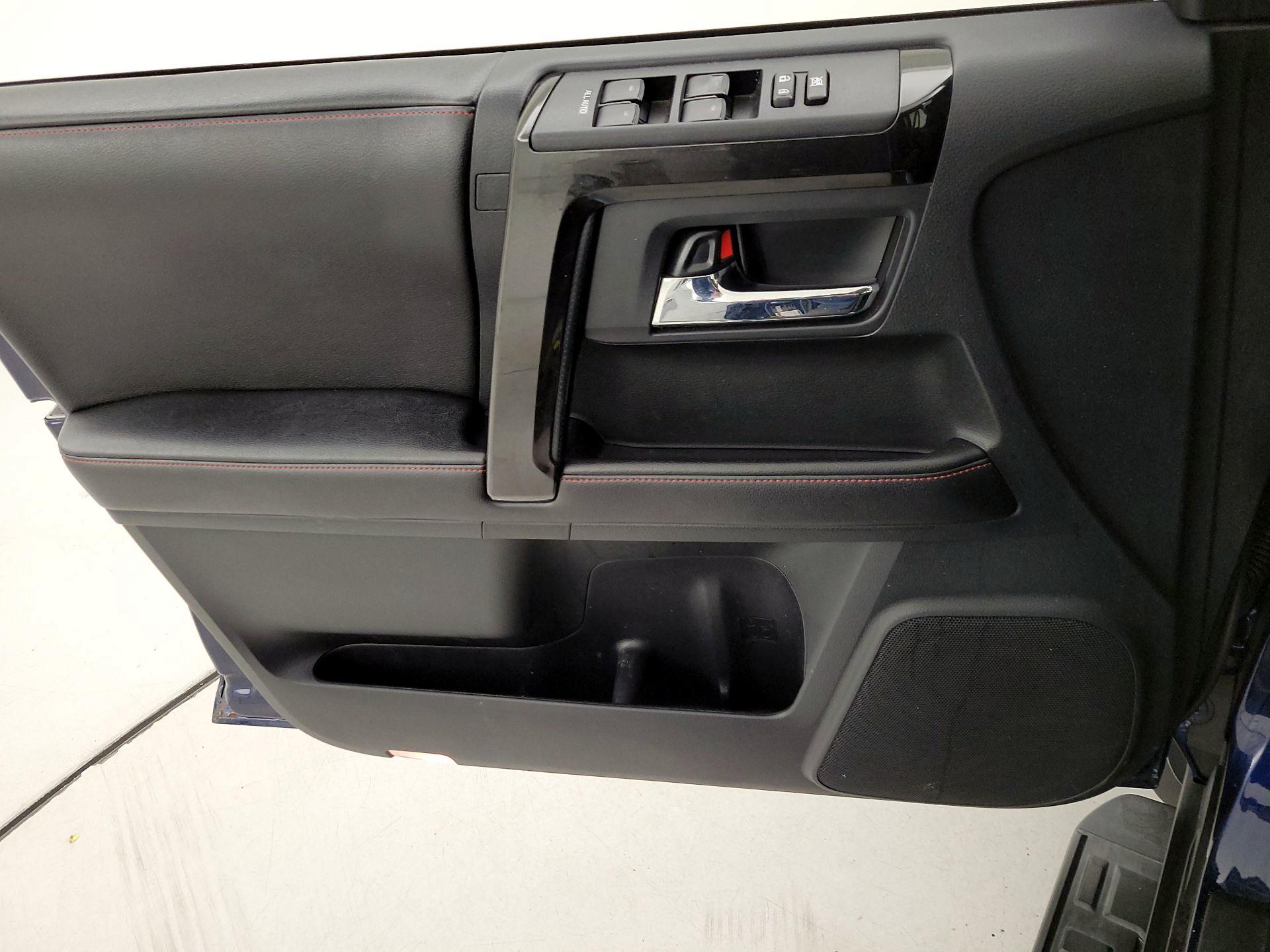 Thumbnail: 2015 Toyota 4Runner - 12