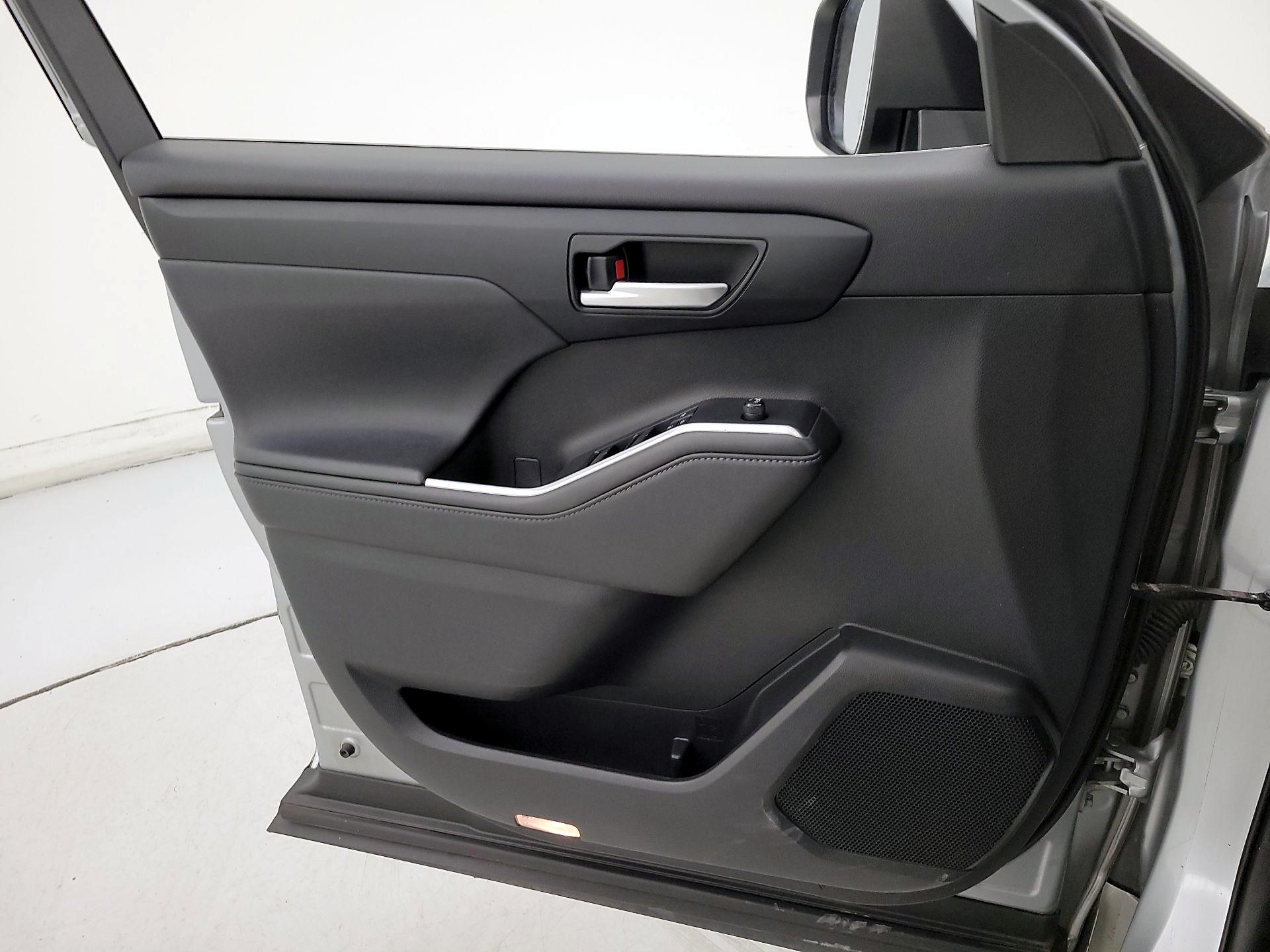 Thumbnail: 2020 Toyota Highlander - 12