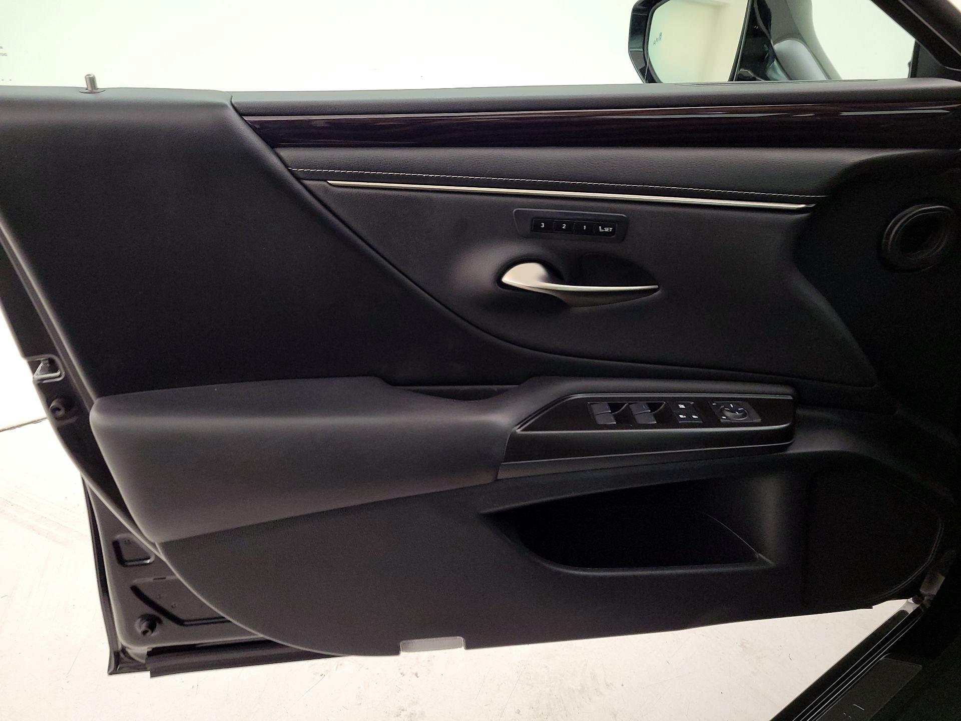 Thumbnail: 2019 Lexus ES - 12