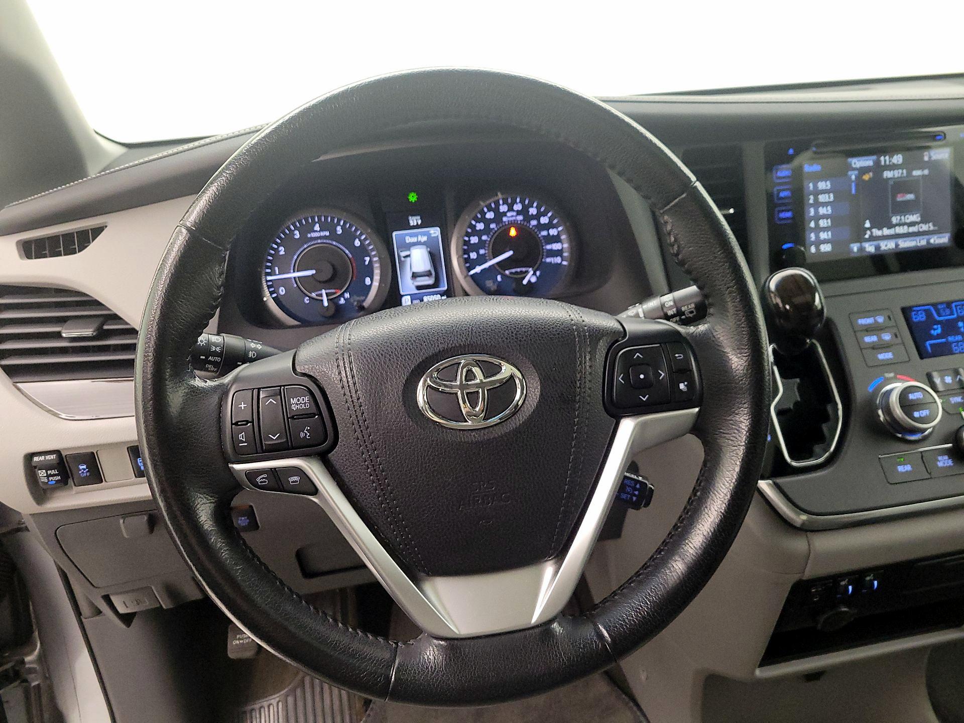 Thumbnail: 2015 Toyota Sienna - 10