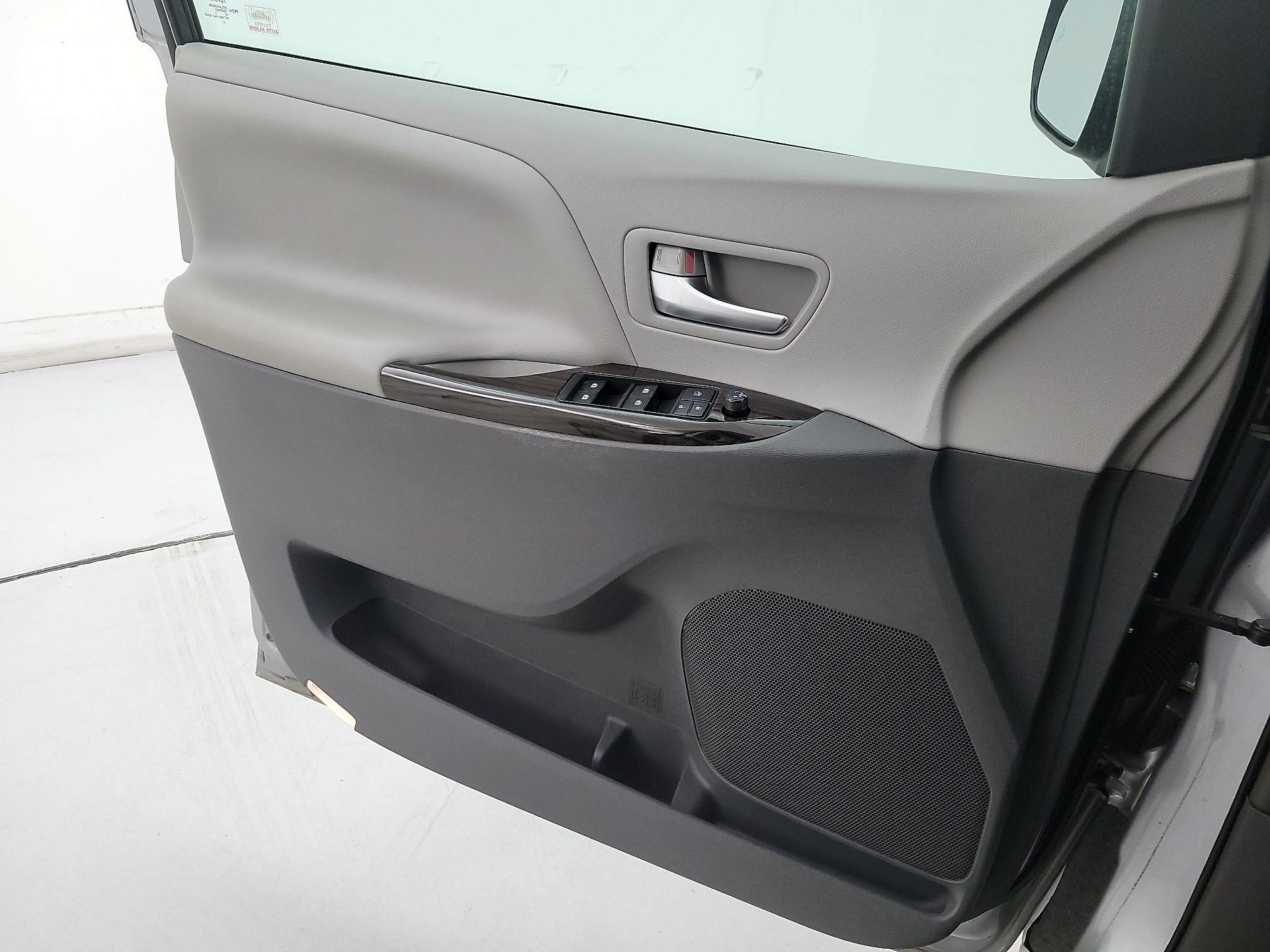 Thumbnail: 2015 Toyota Sienna - 12