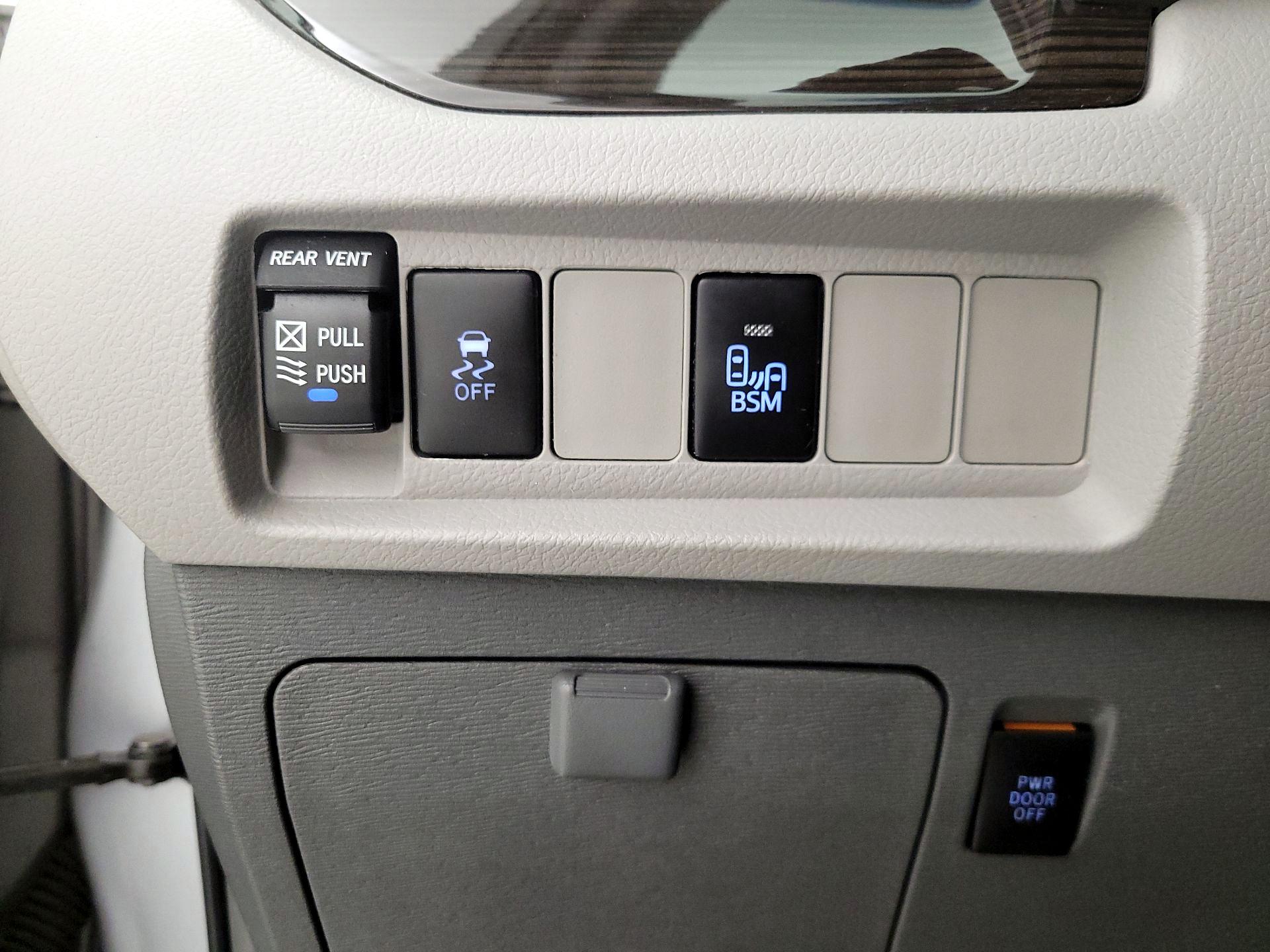 Thumbnail: 2015 Toyota Sienna - 13