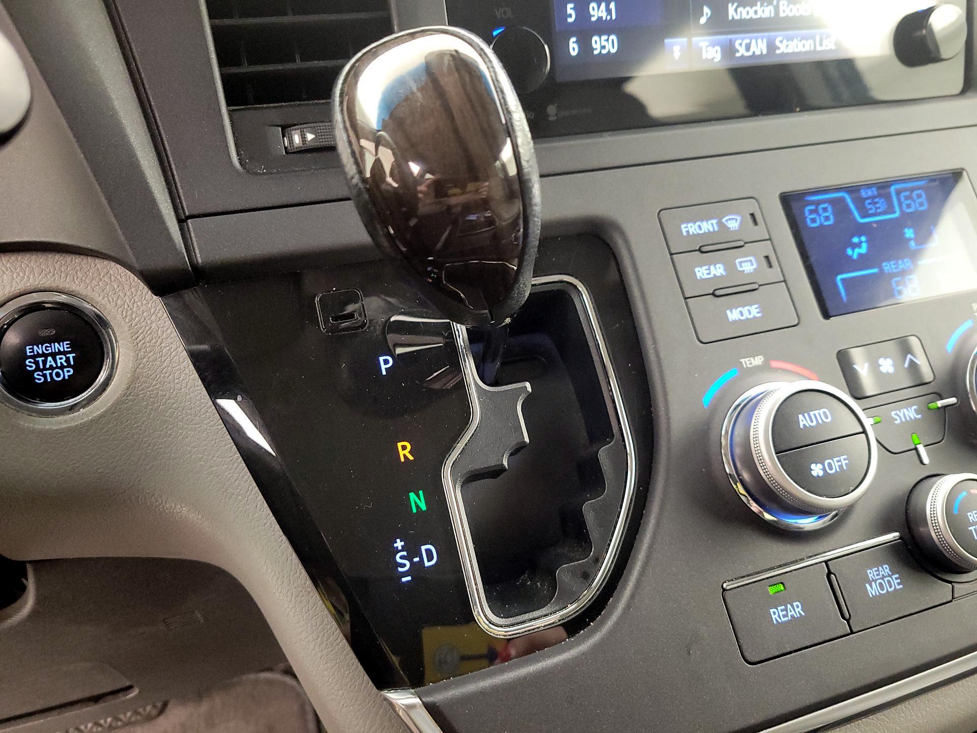 Thumbnail: 2015 Toyota Sienna - 17