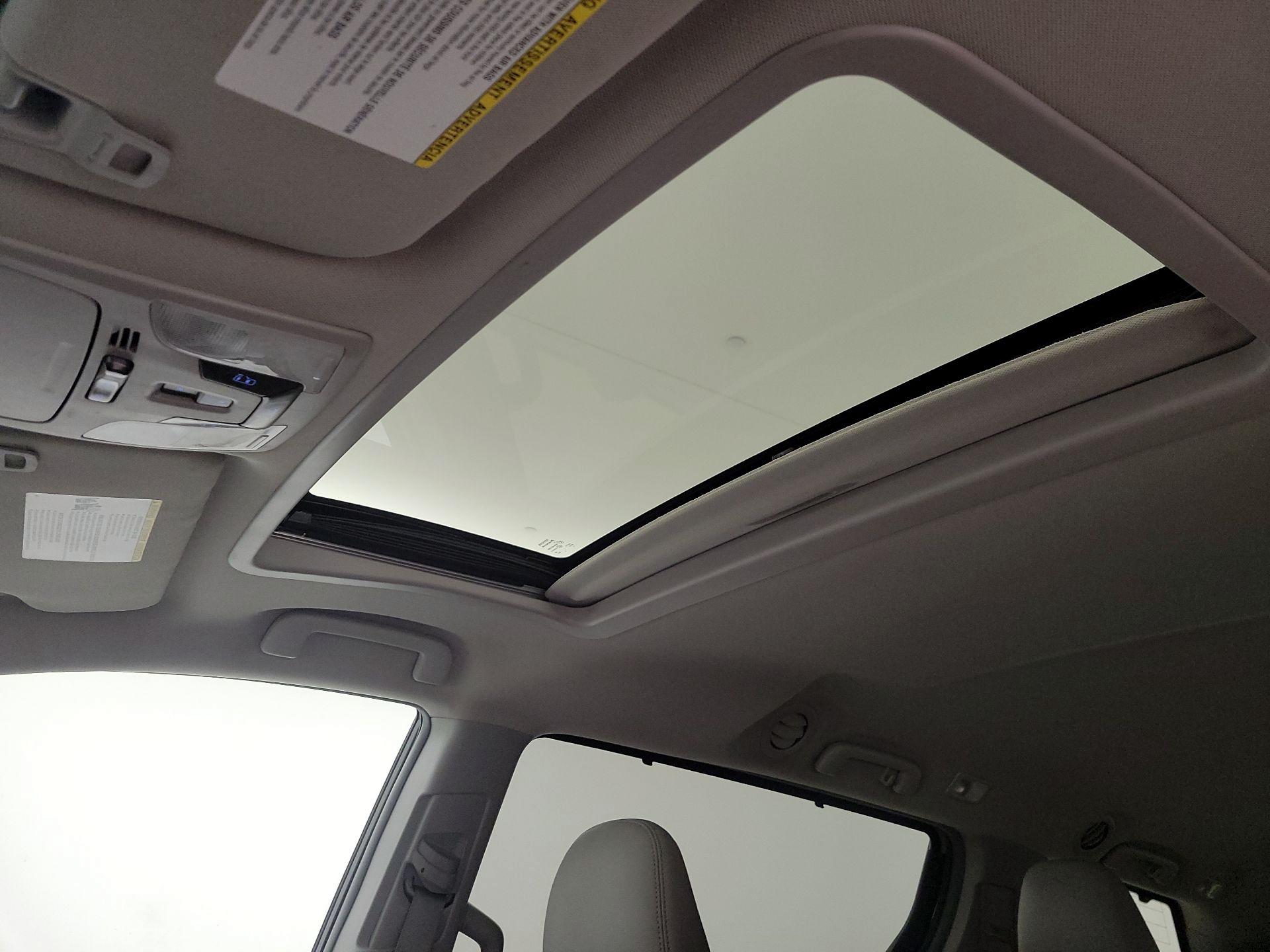 Thumbnail: 2015 Toyota Sienna - 19