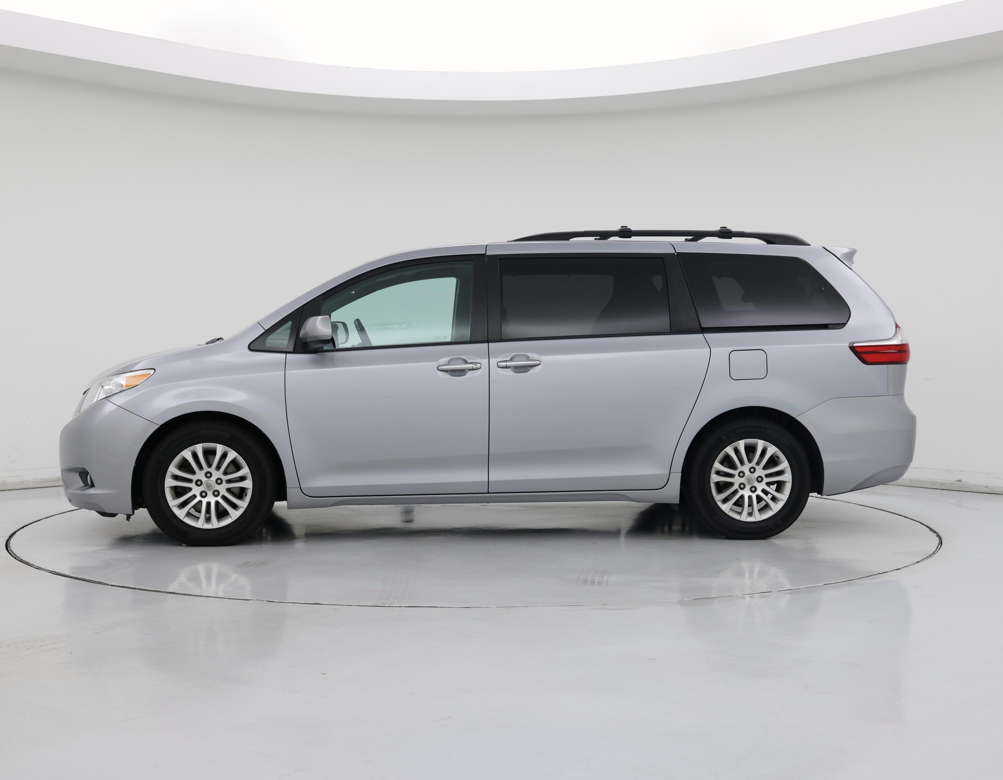 Thumbnail: 2015 Toyota Sienna - 3