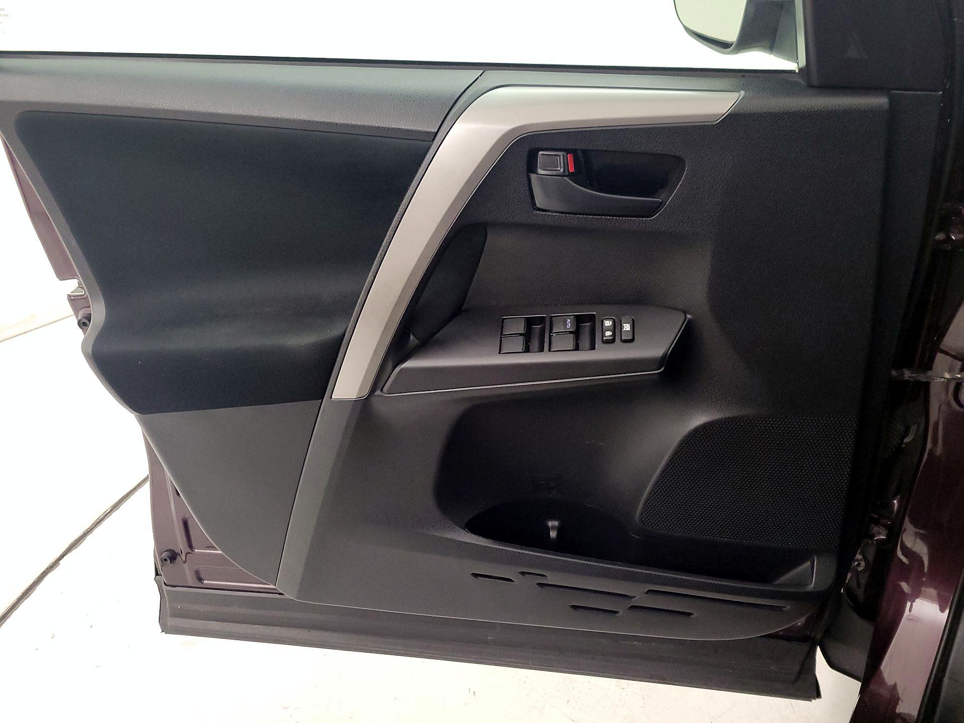 Thumbnail: 2018 Toyota RAV4 - 10