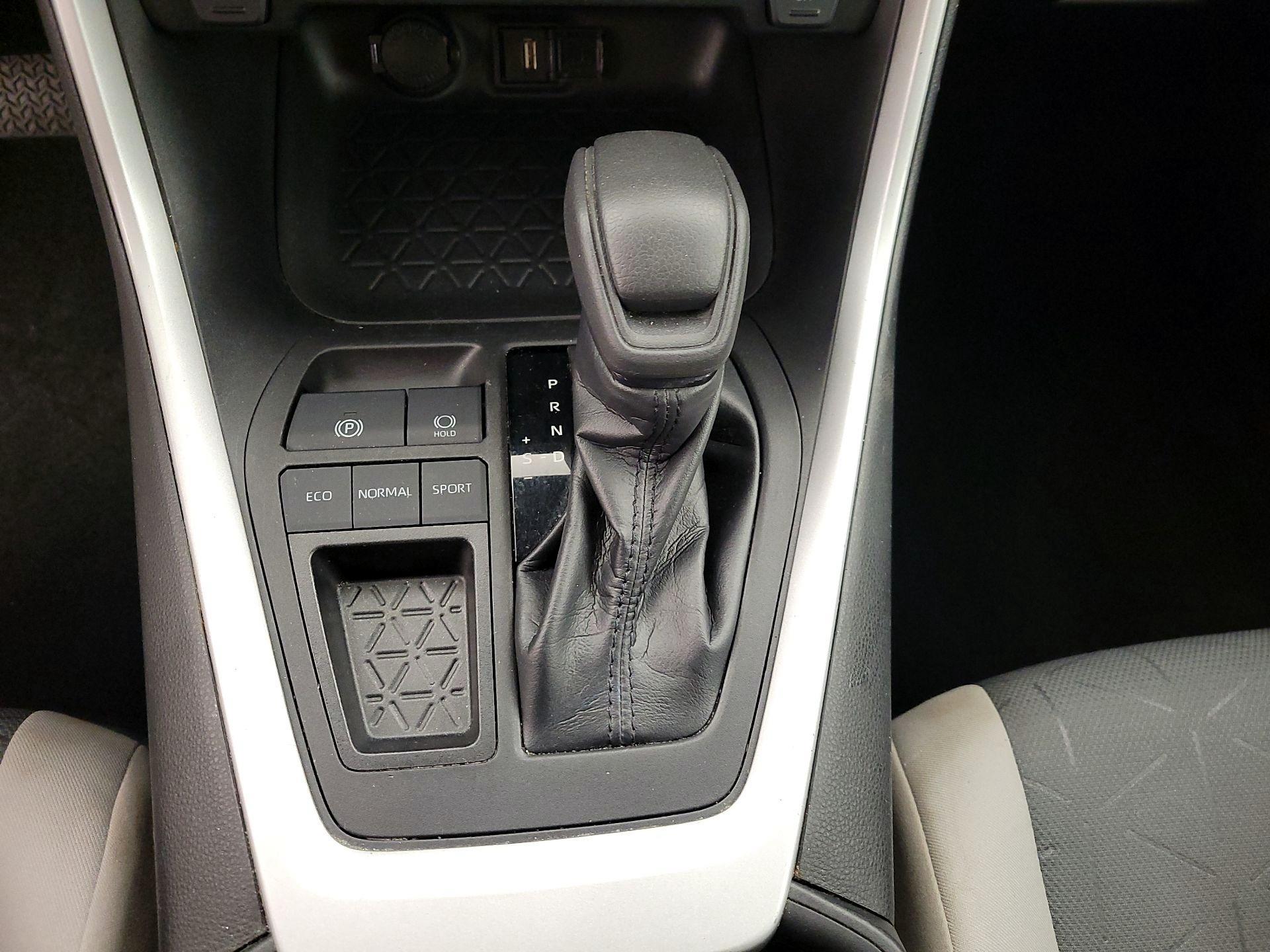 Thumbnail: 2022 Toyota RAV4 - 17