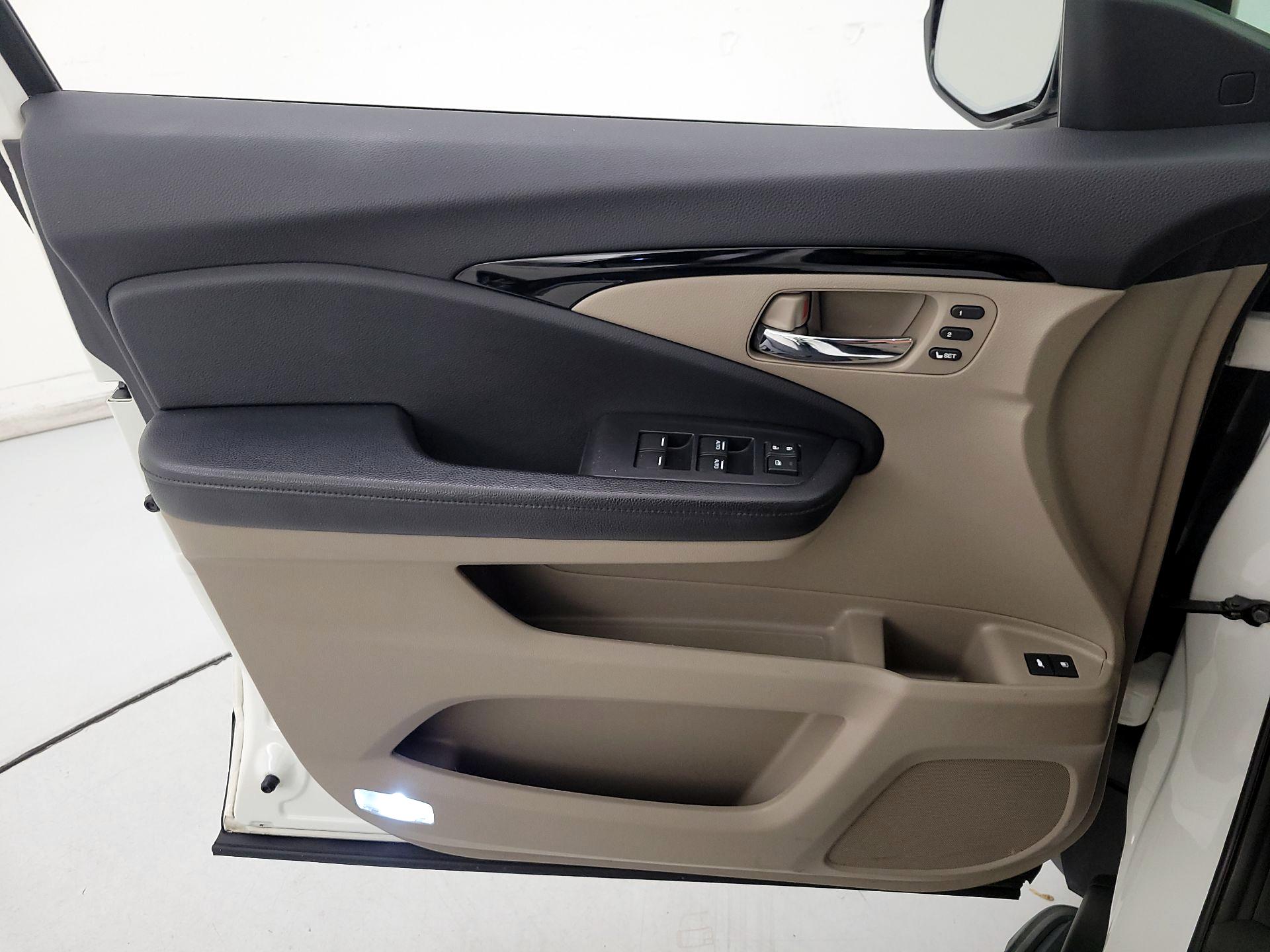 Thumbnail: 2019 Honda Pilot - 12