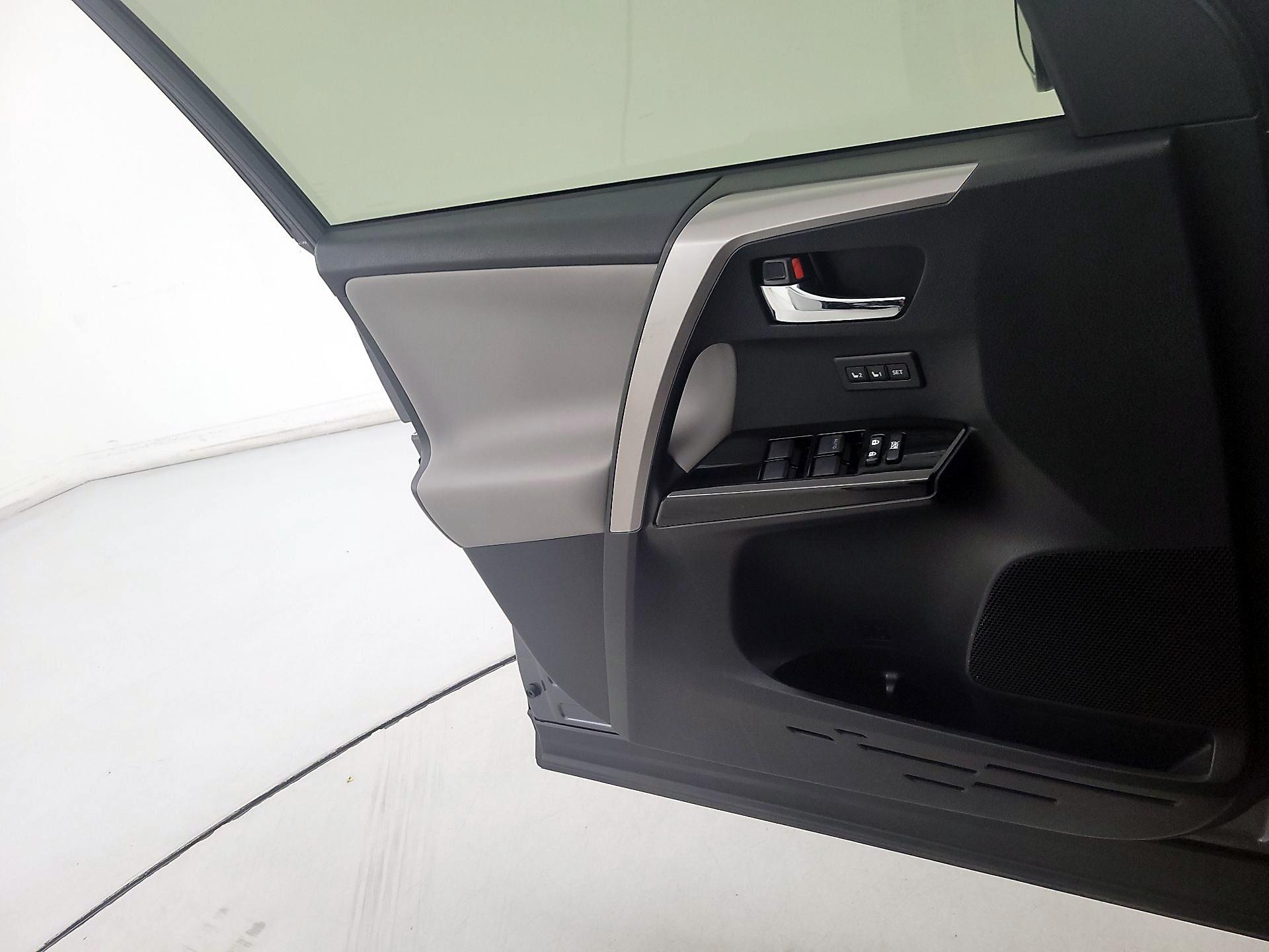 Thumbnail: 2016 Toyota RAV4 - 12