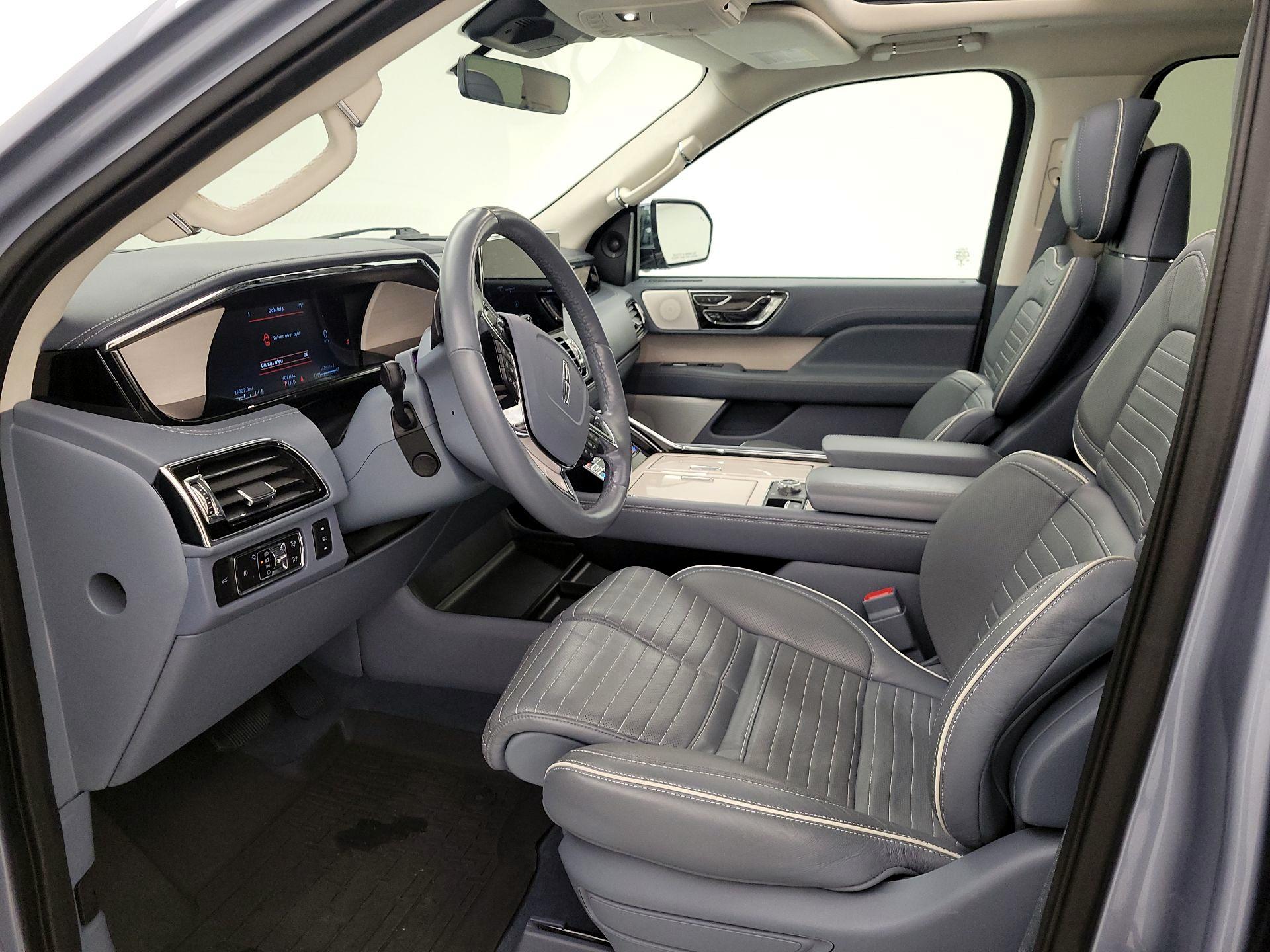 Thumbnail: 2022 Lincoln Navigator L - 11