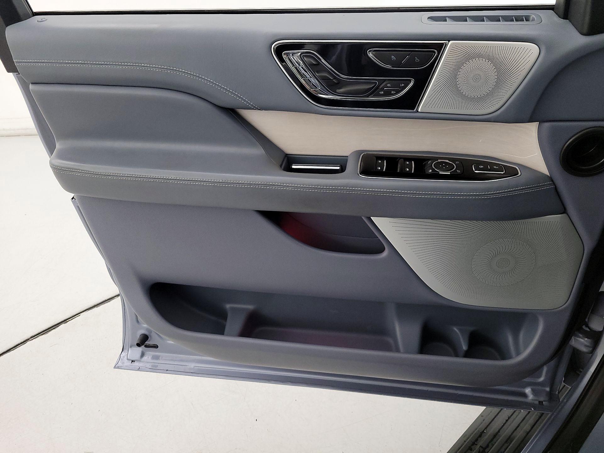 Thumbnail: 2022 Lincoln Navigator L - 12