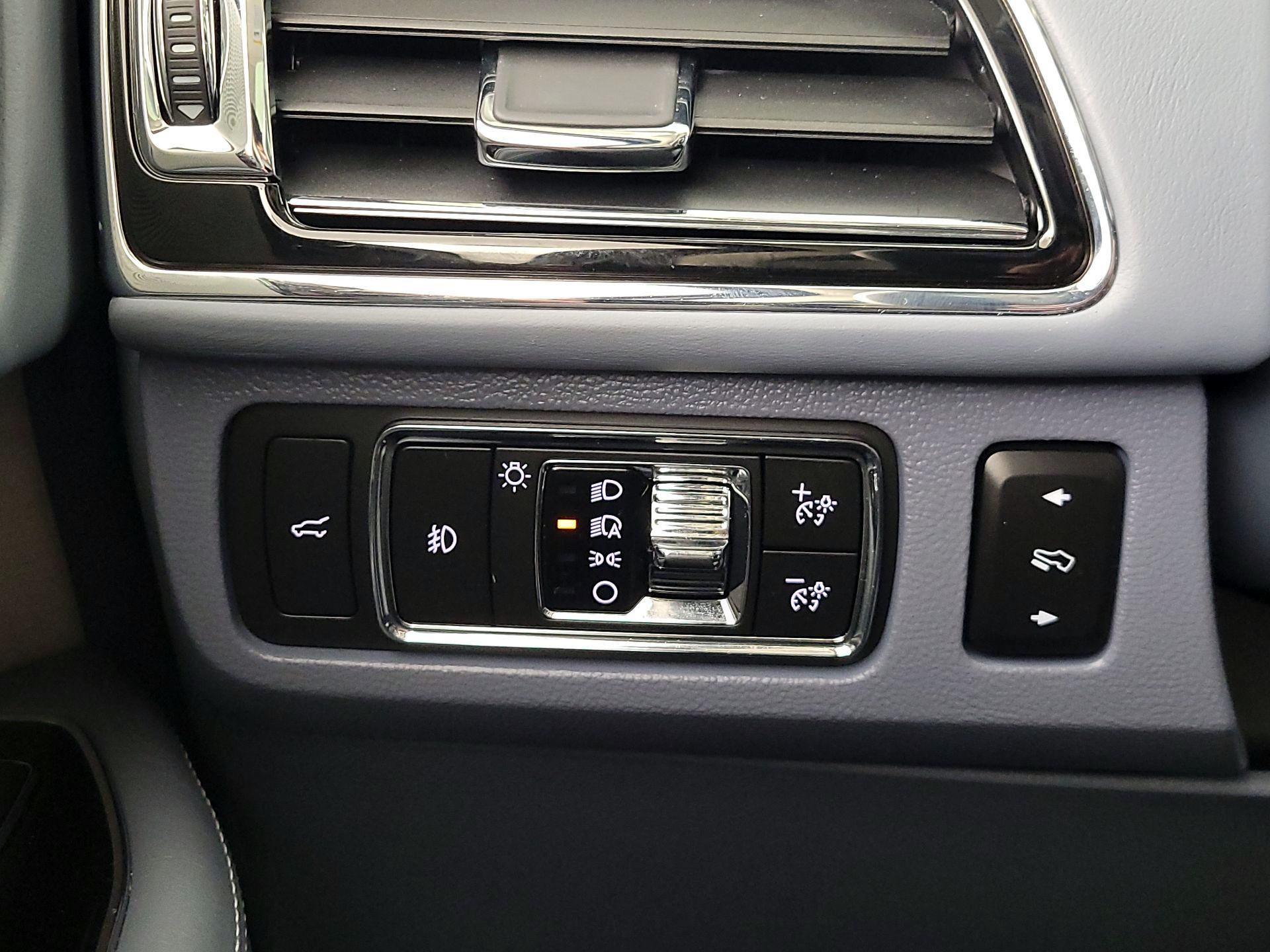 Thumbnail: 2022 Lincoln Navigator L - 13