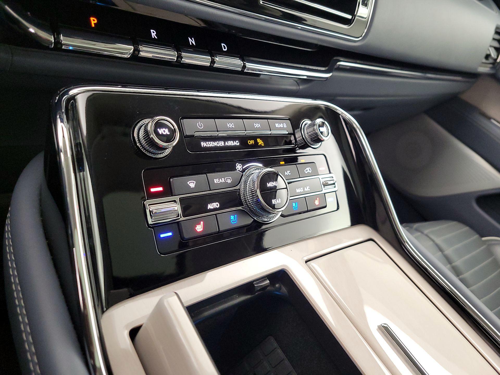 Thumbnail: 2022 Lincoln Navigator L - 17