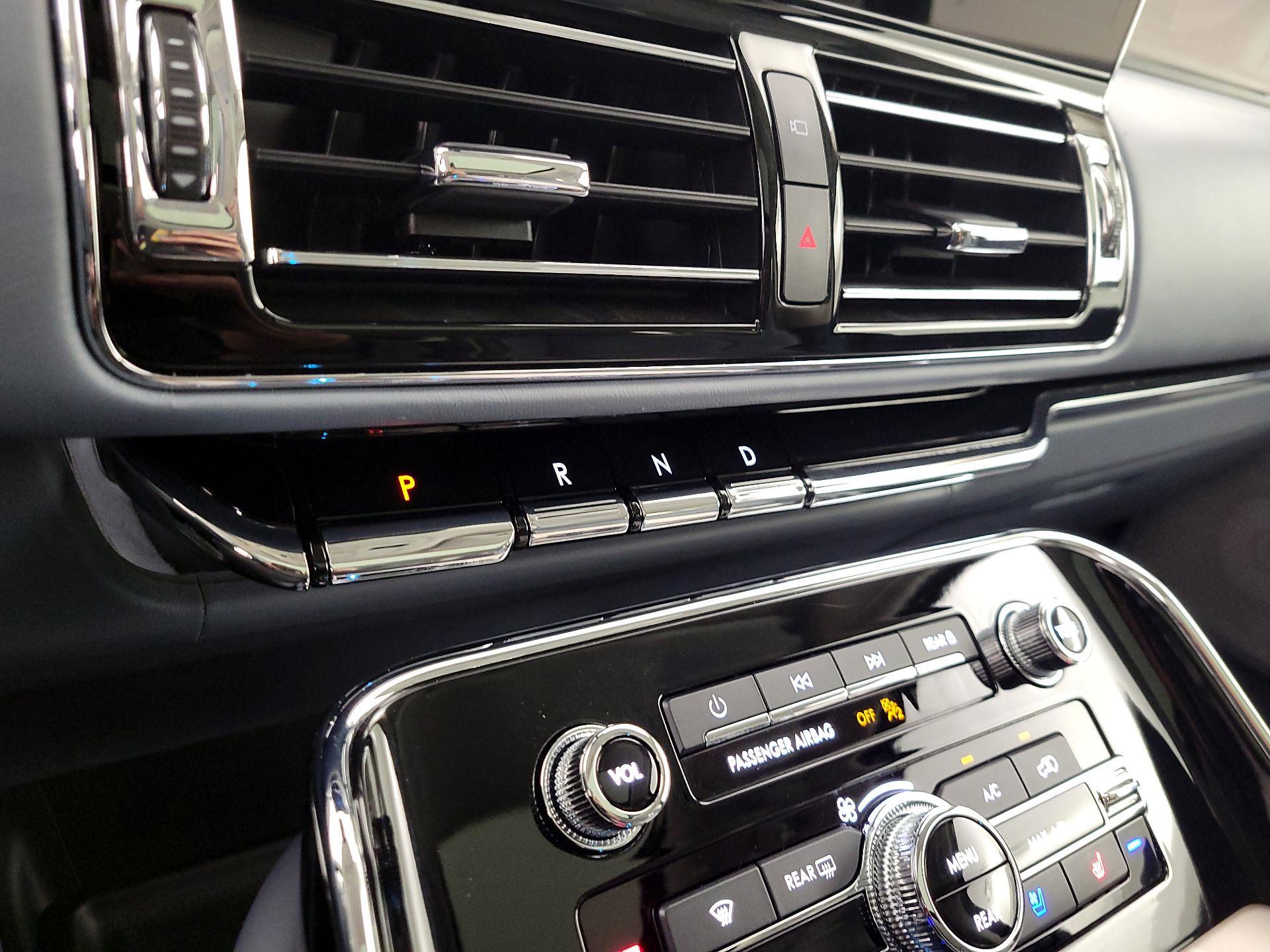 Thumbnail: 2022 Lincoln Navigator L - 18