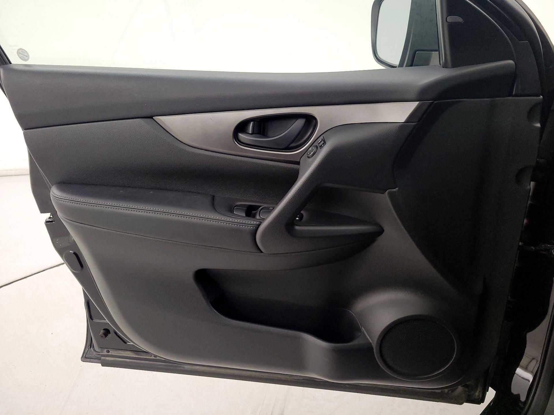 Thumbnail: 2019 Nissan Rogue Sport - 12