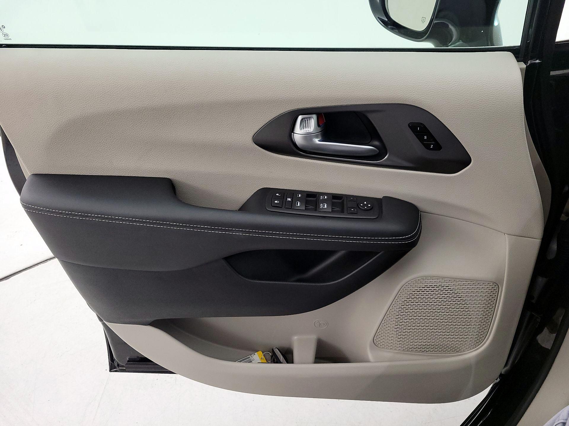 Thumbnail: 2024 Chrysler Pacifica - 12