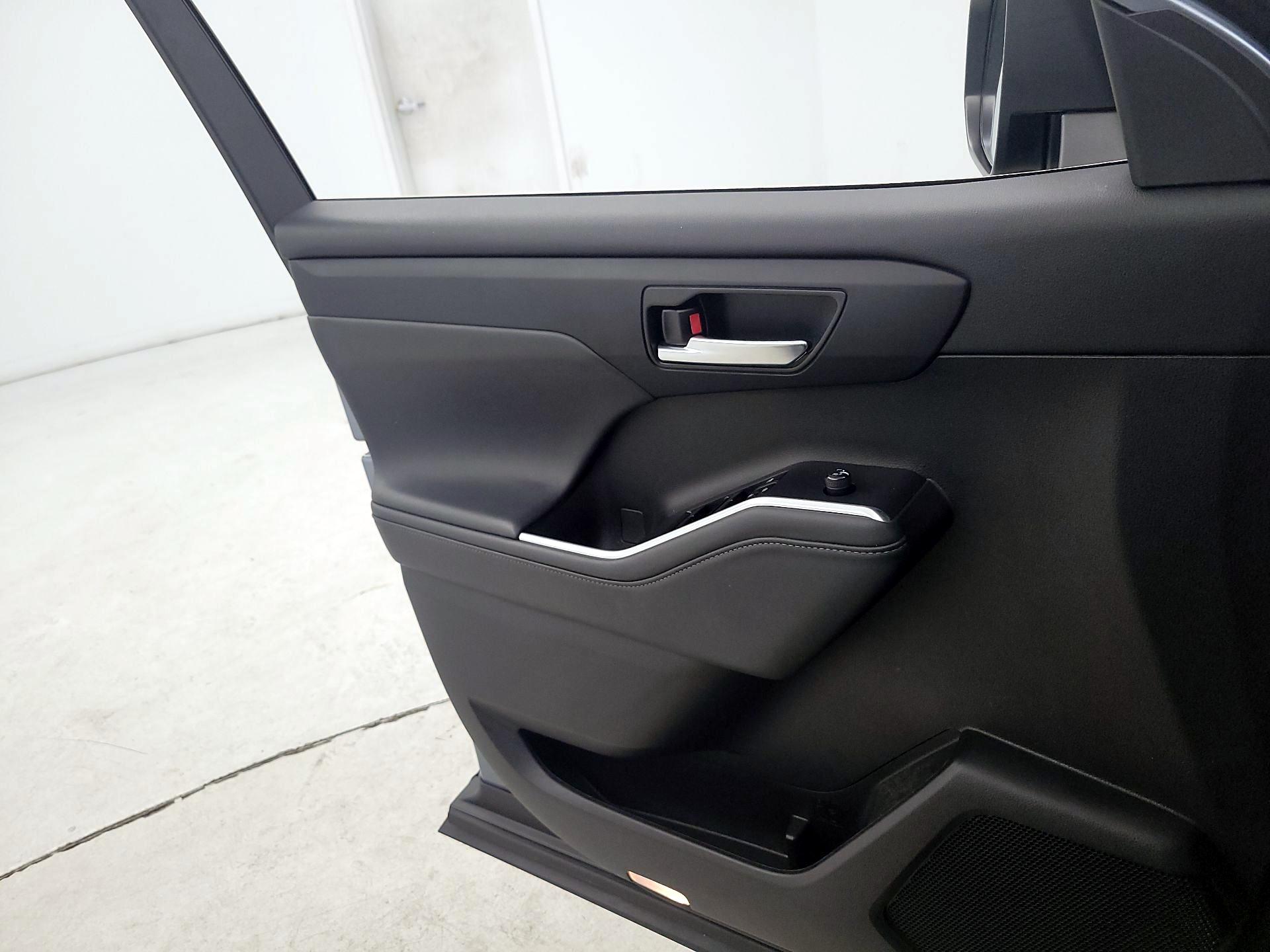 Thumbnail: 2022 Toyota Highlander - 12