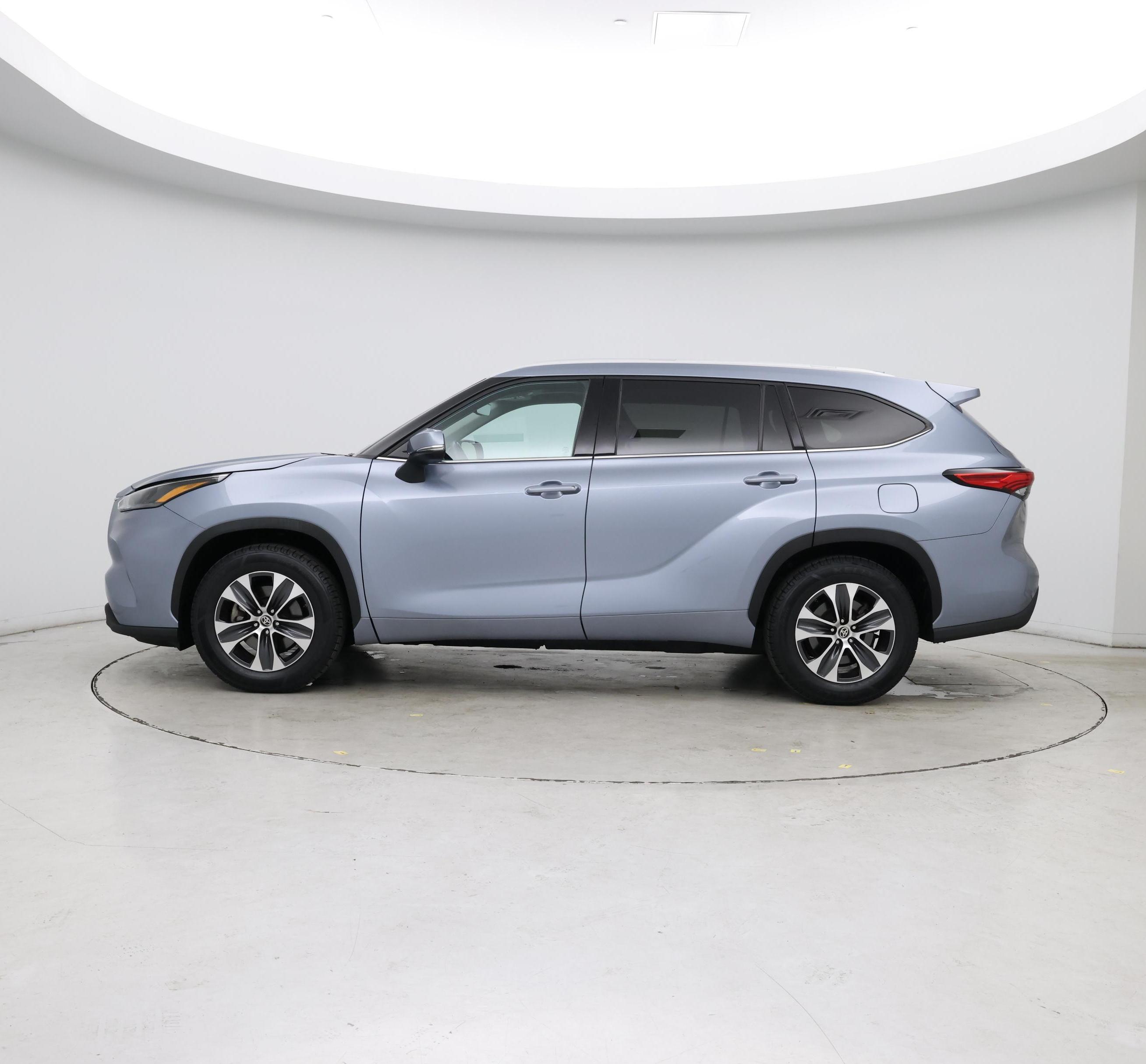 Thumbnail: 2022 Toyota Highlander - 3