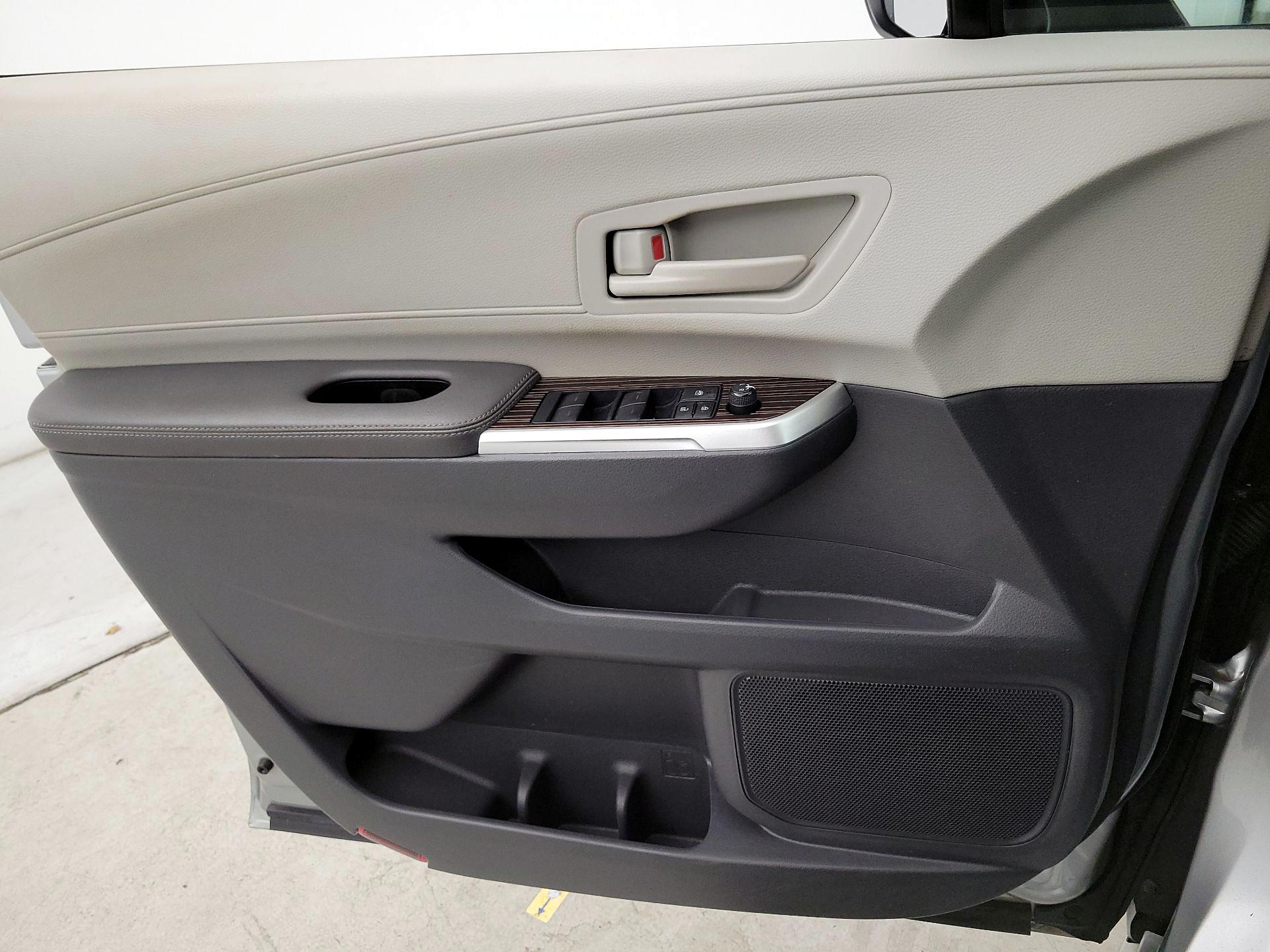 Thumbnail: 2023 Toyota Sienna - 12