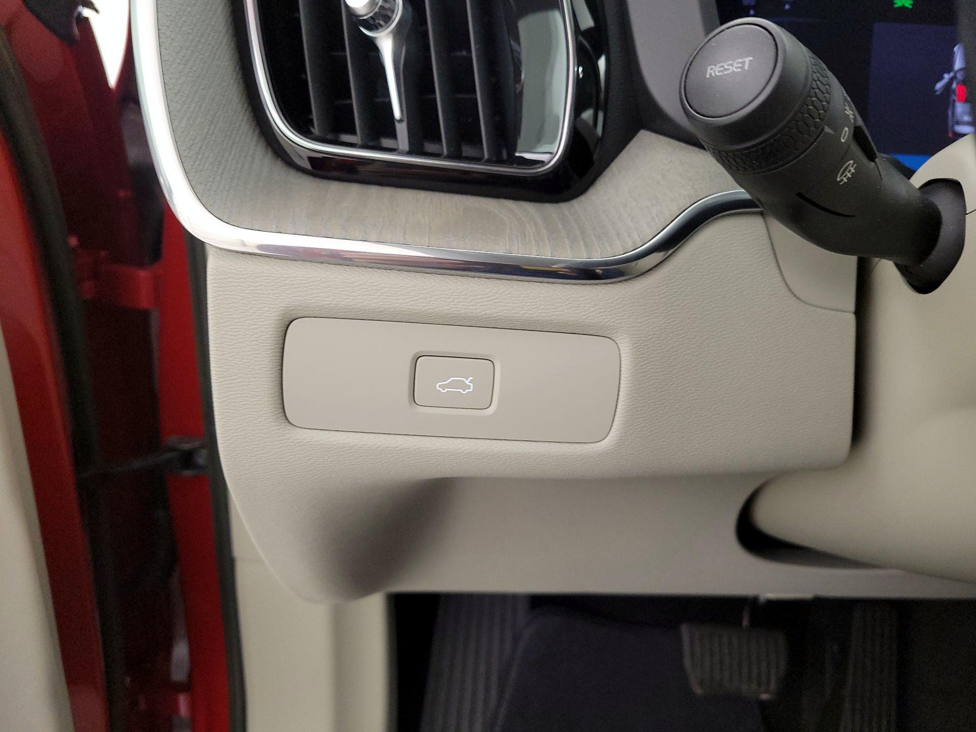 Thumbnail: 2023 Volvo XC60 - 13