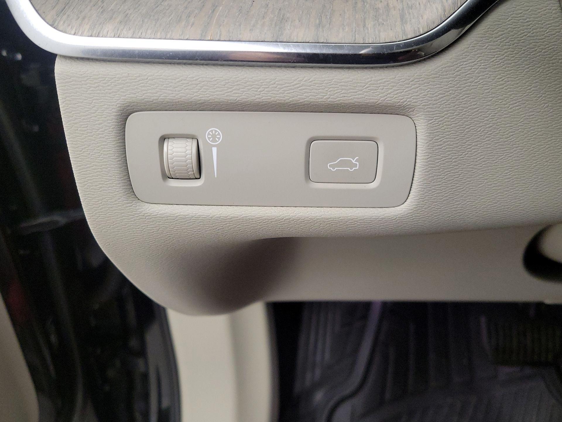 Thumbnail: 2022 Volvo XC60 - 13