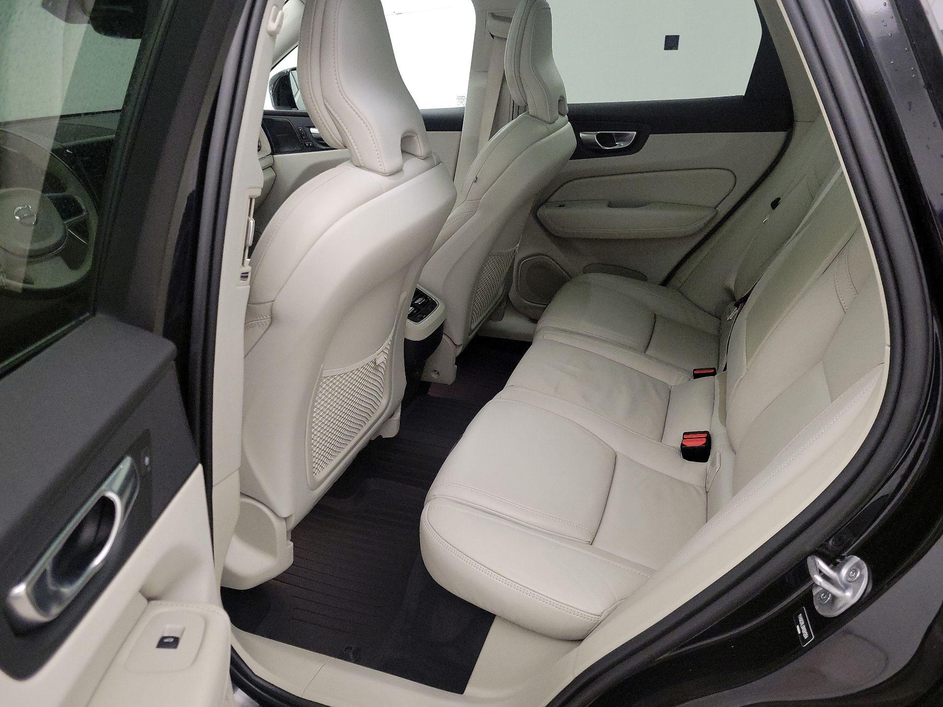 Thumbnail: 2022 Volvo XC60 - 20