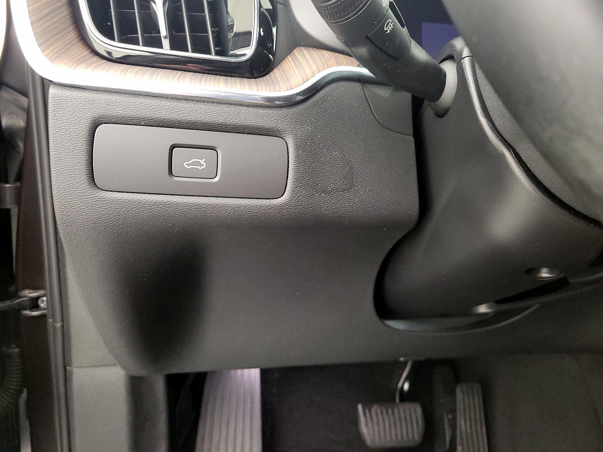 Thumbnail: 2023 Volvo XC60 - 13