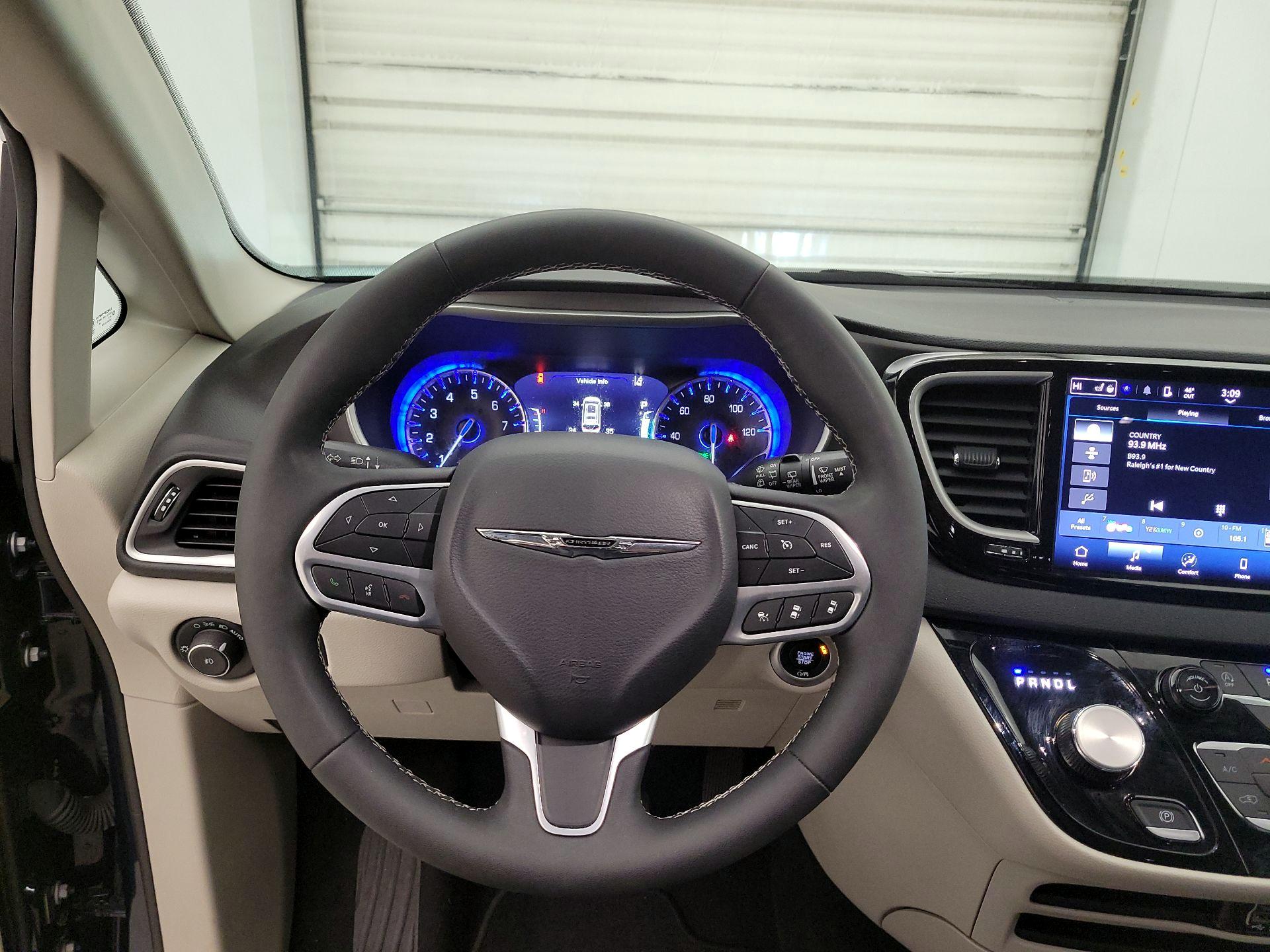 Thumbnail: 2024 Chrysler Pacifica - 10