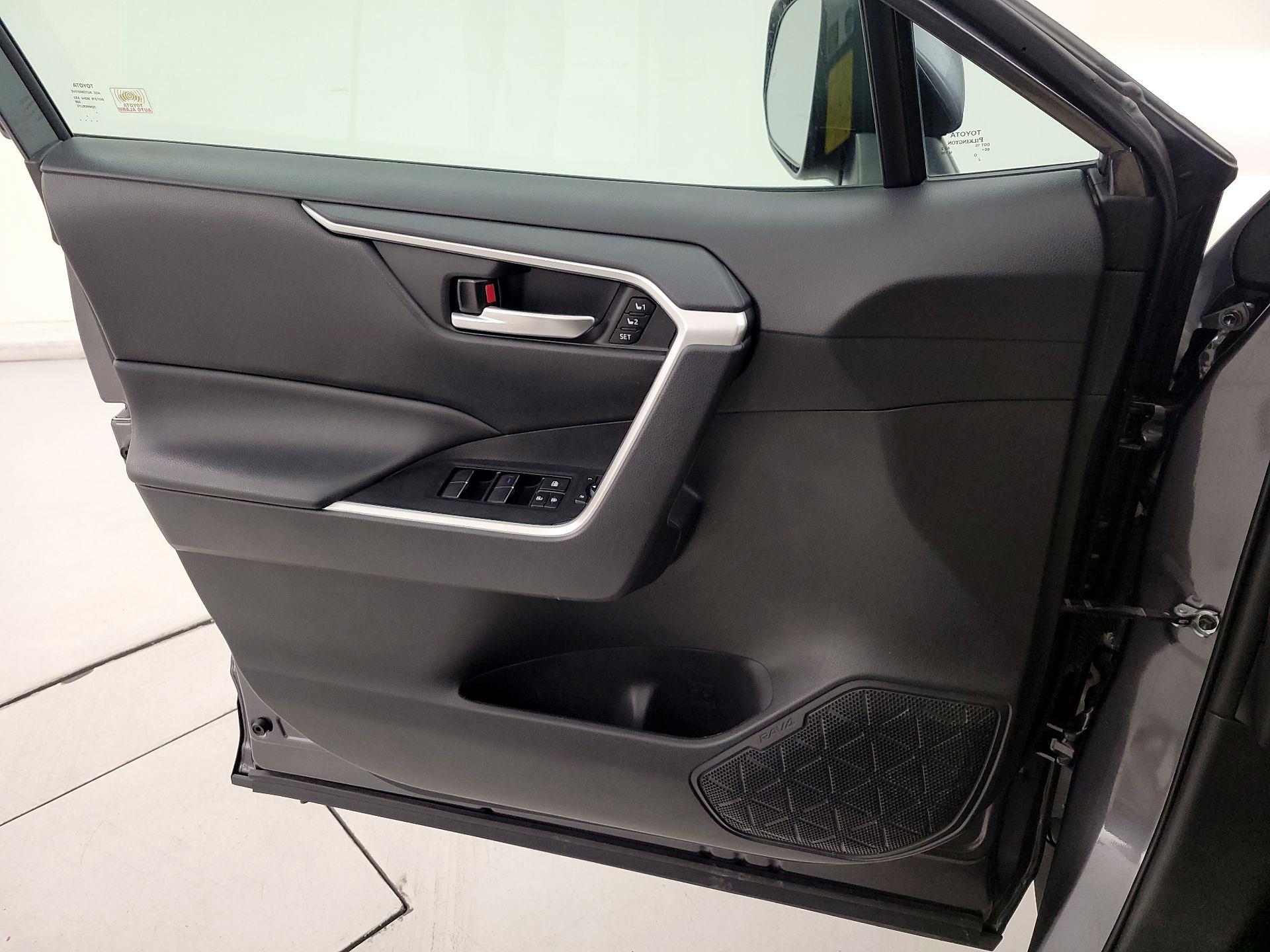 Thumbnail: 2021 Toyota RAV4 - 12