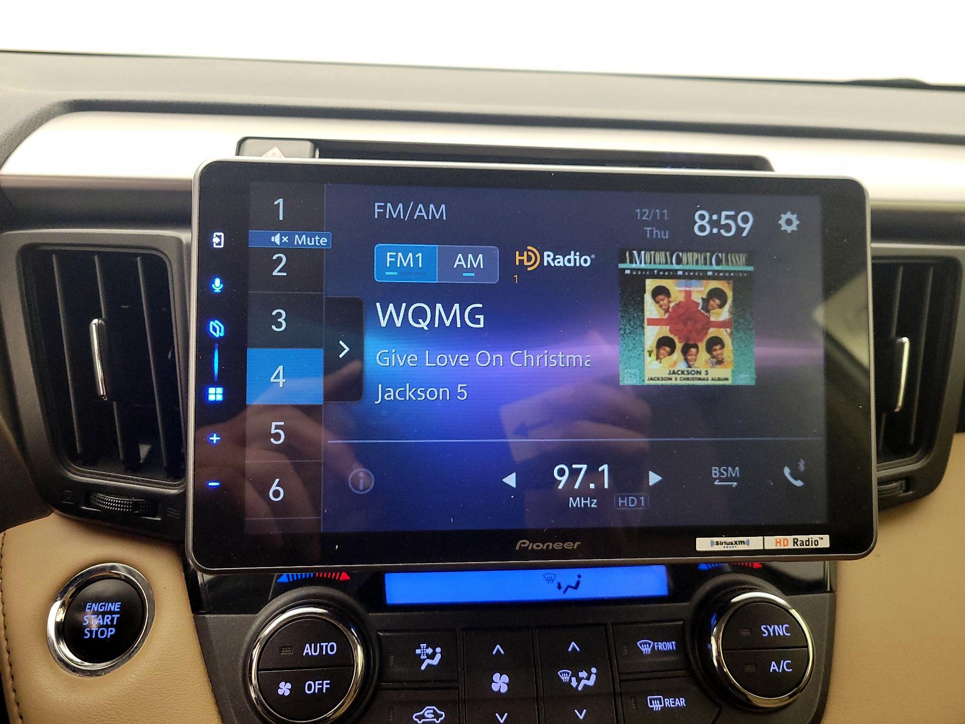 Thumbnail: 2018 Toyota RAV4 - 15