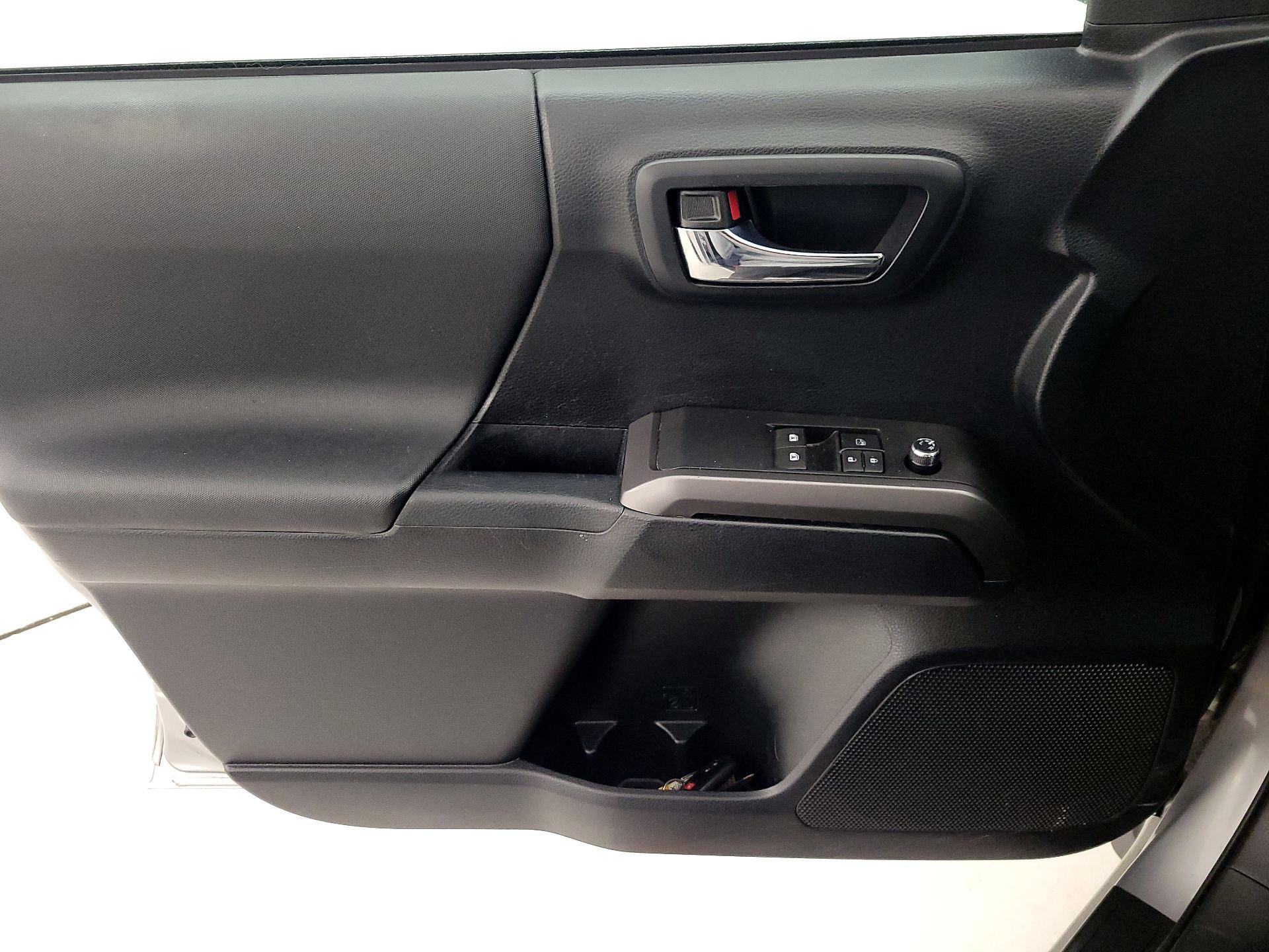 Thumbnail: 2016 Toyota Tacoma - 12